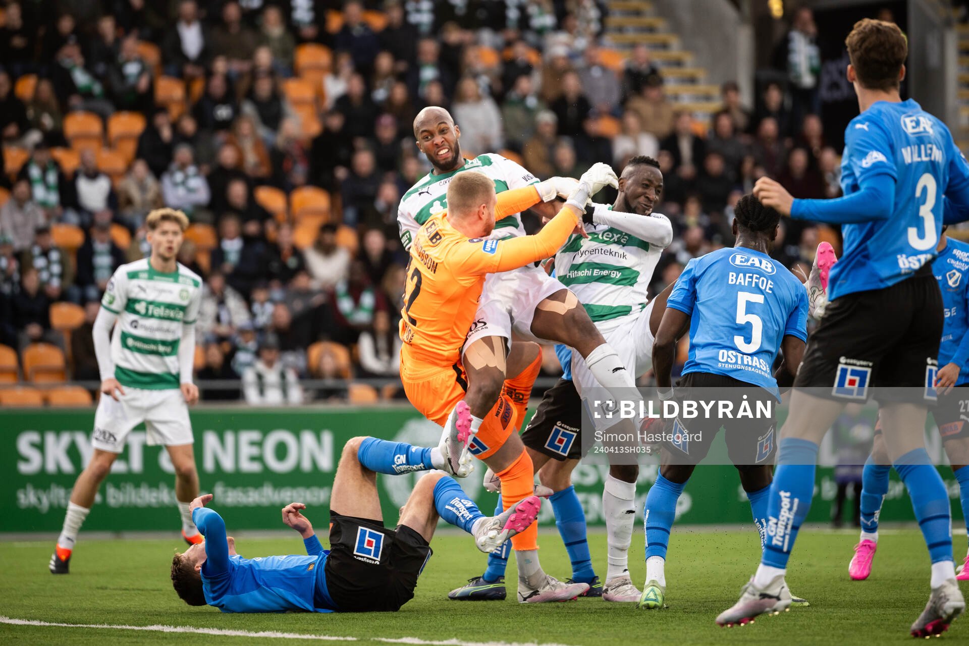Halmstads målvakt Tim Erlandsson mot Västerås Jabir