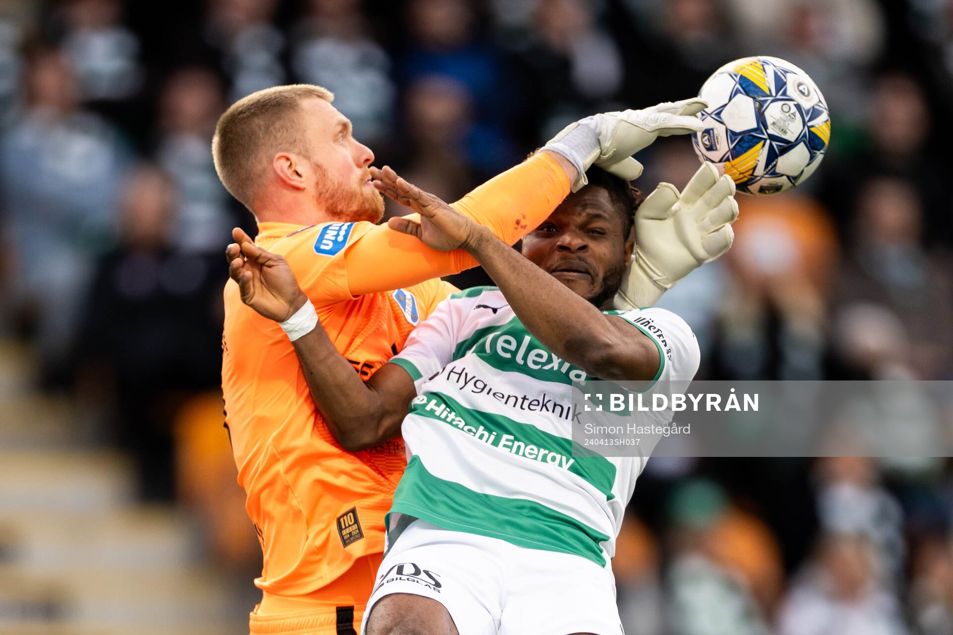 Halmstads målvakt Tim Erlandsson och Västerås Henry Offia