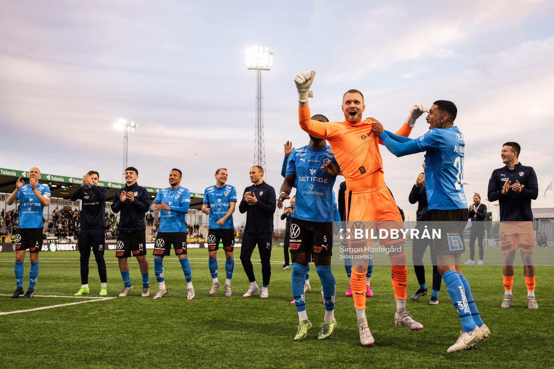 Halmstads målvakt Tim Erlandsson jublar med lagkamrater
