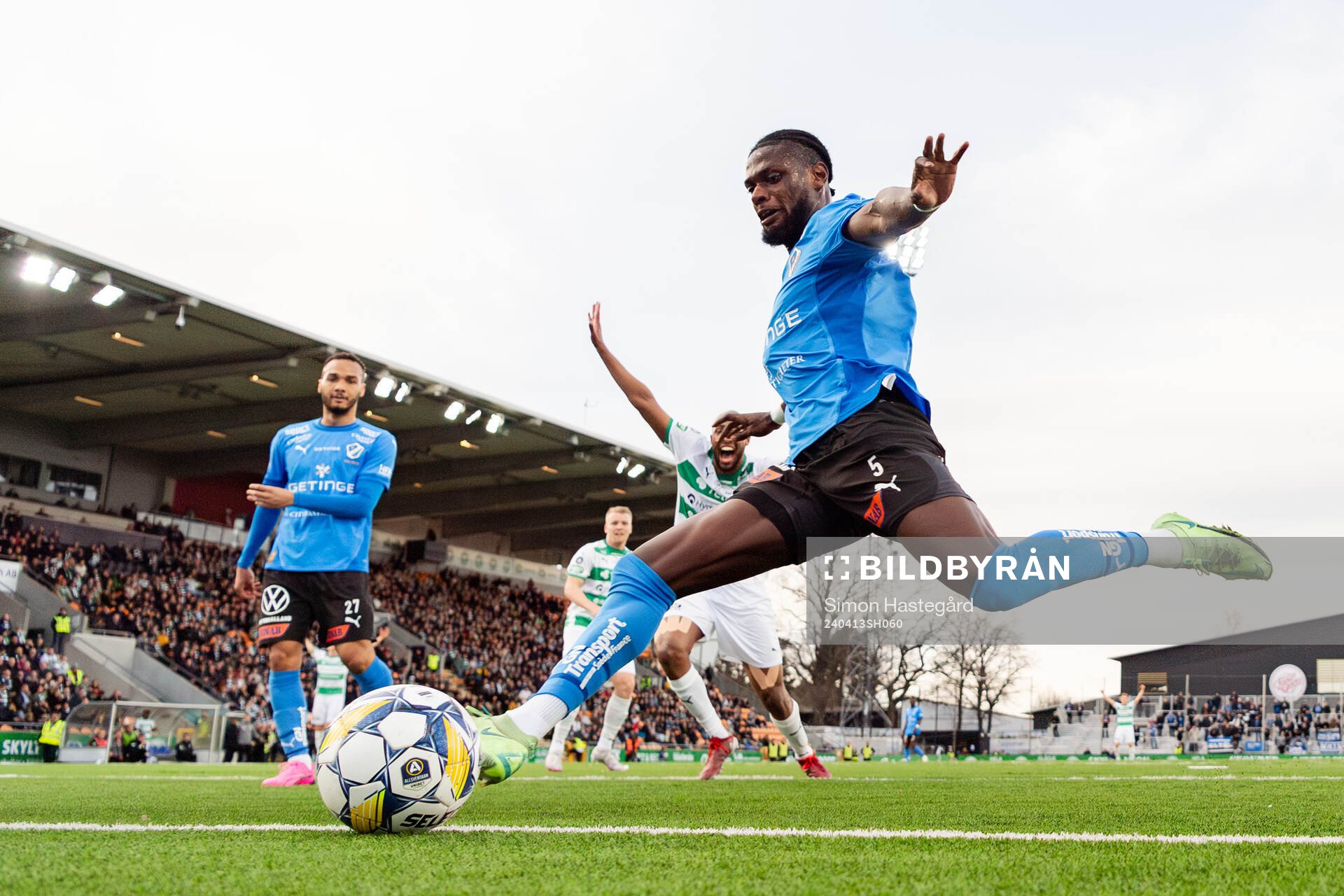 Halmstads Joseph Baffoe rensar bort boll vid mållinjen under fotbollsmatchen i Allsvenskan mellan Västerås och Halmstad den 13 april 2024 i Västerås.