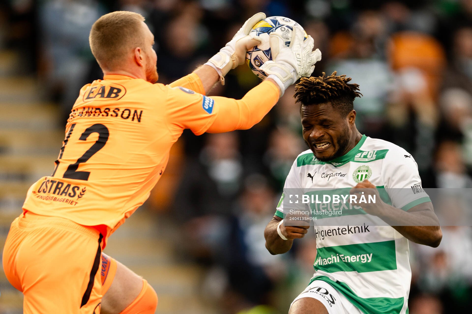 Halmstads målvakt Tim Erlandsson räddar skott framför