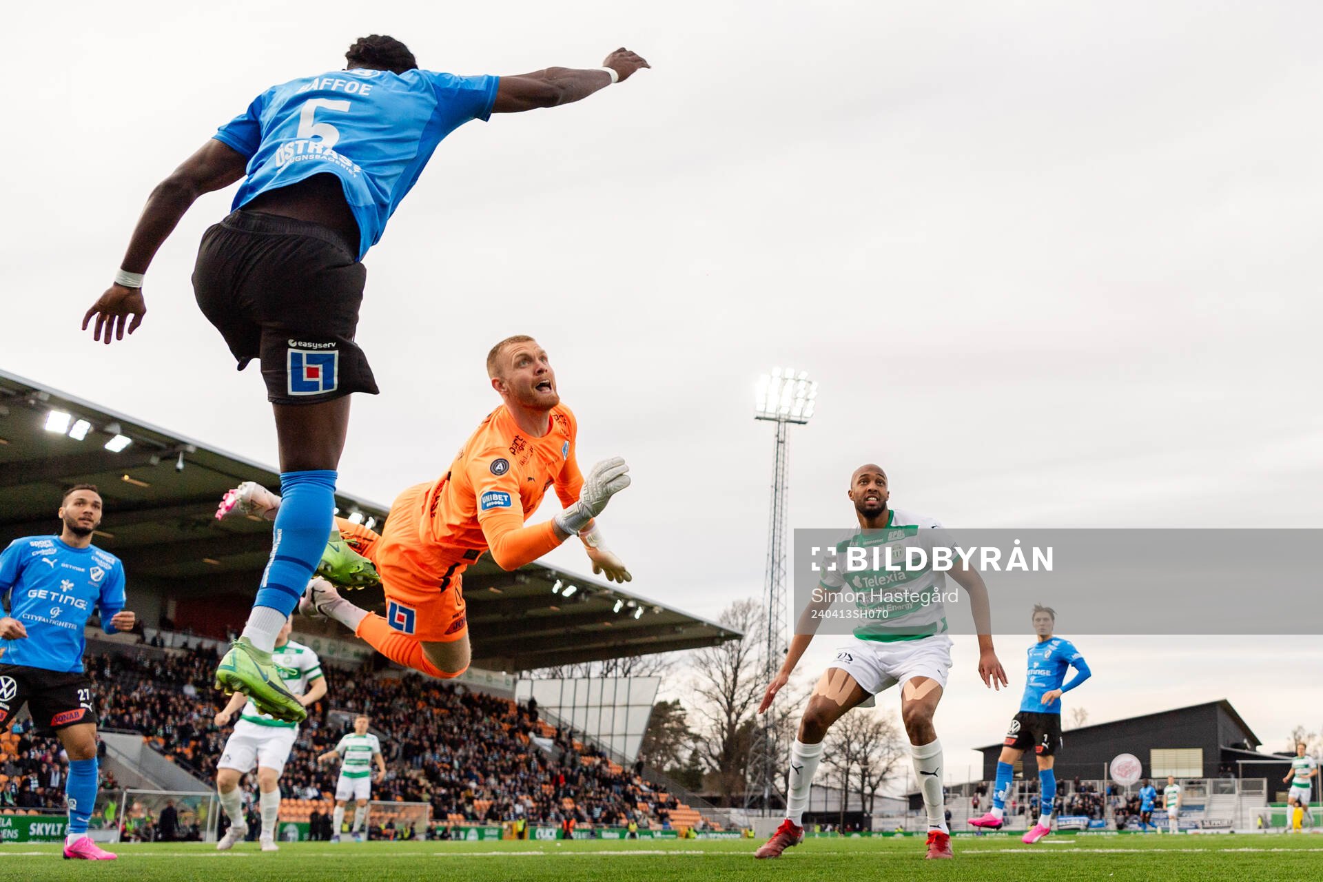 Halmstads Joseph Baffoe och målvakt Tim Erlandsson