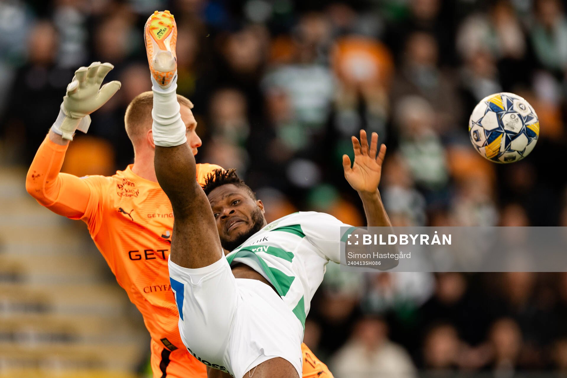 Halmstads målvakt Tim Erlandsson och Västerås Henry Offia under fotbollsmatchen i Allsvenskan mellan Västerås och Halmstad den 13 april 2024 i Västerås.