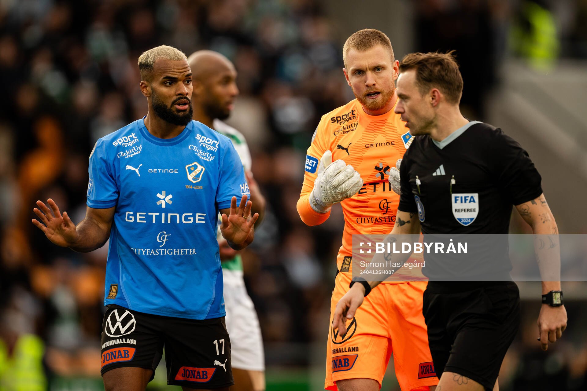 Halmstads Phil Ofosu-Ayeh och målvakt Tim Erlandsson