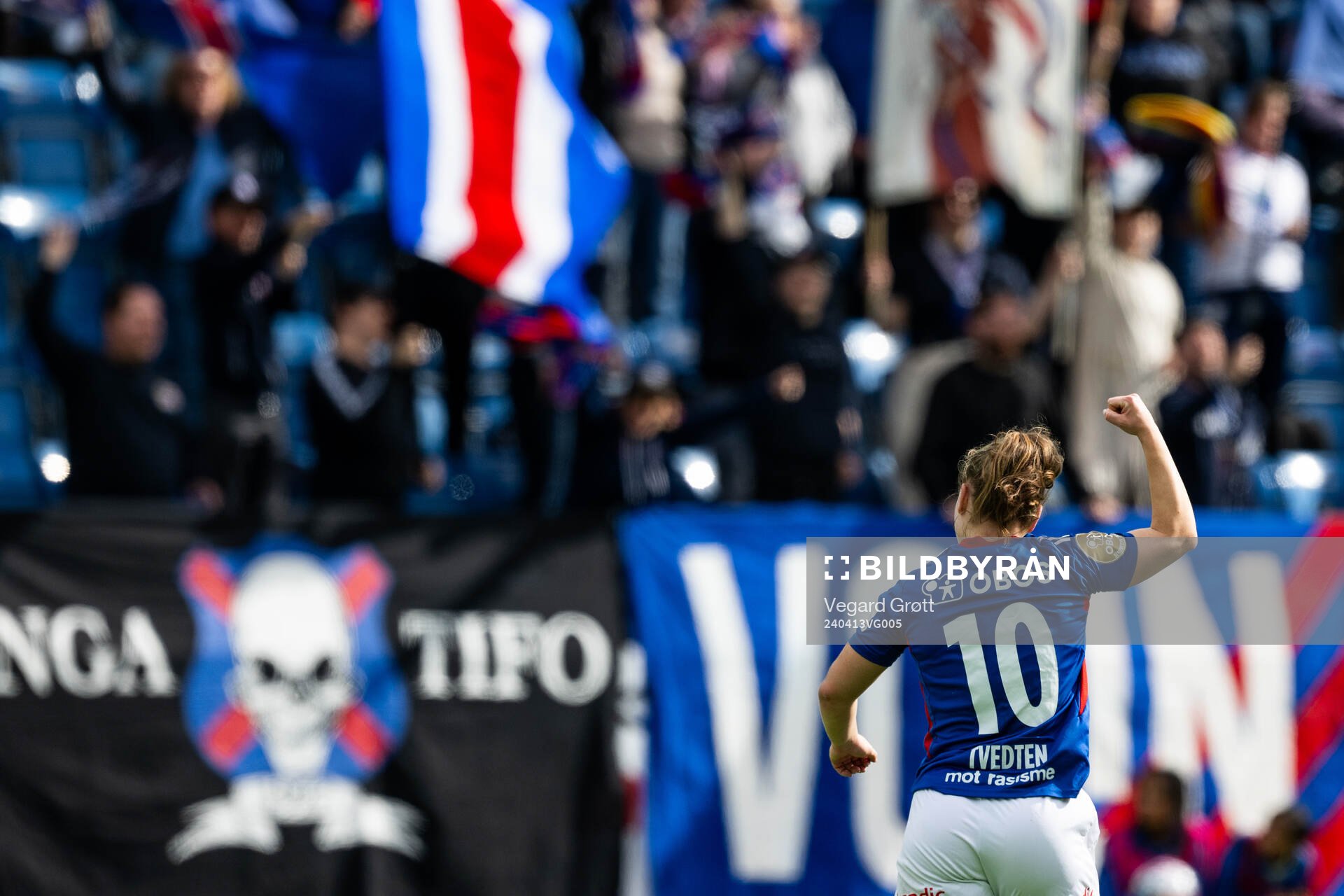 Olaug Tvedten of Vålerenga celebrates