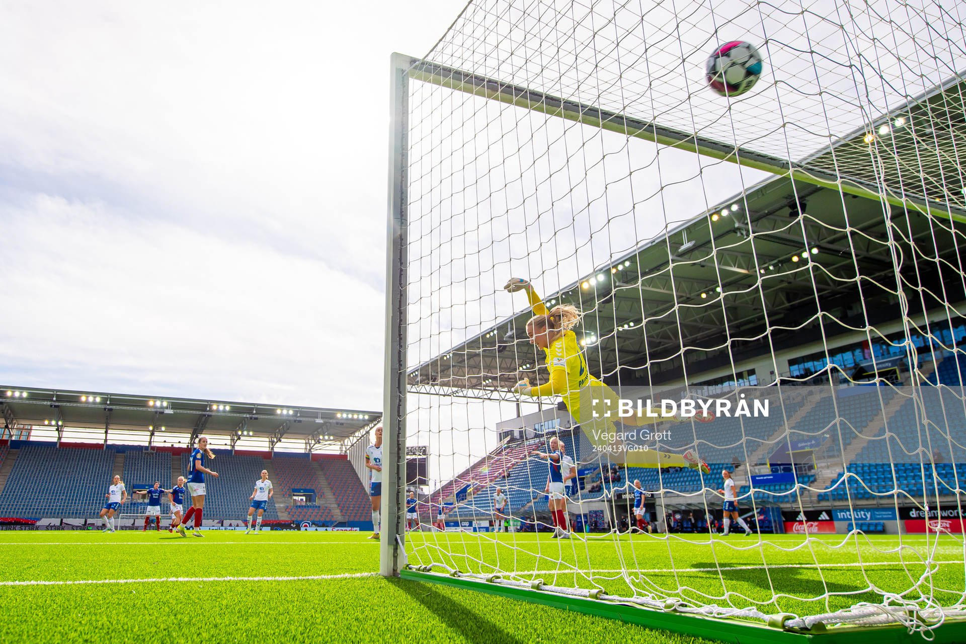 Olaug Tvedten of Vålerenga scores the 1-0 goal behind