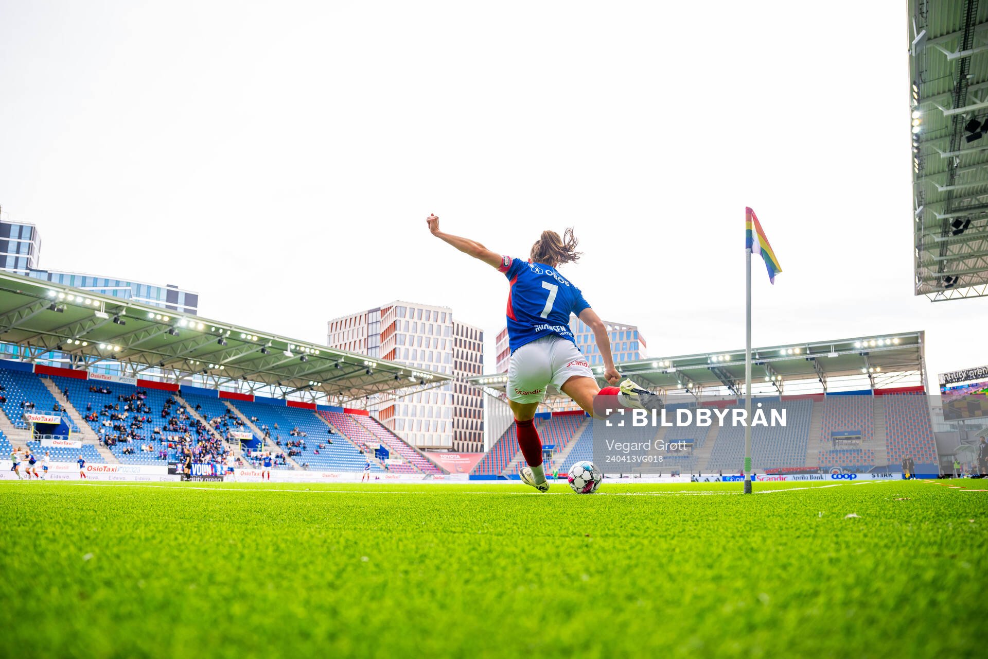 Janni Thomsen of Vålerenga takes a corner kick