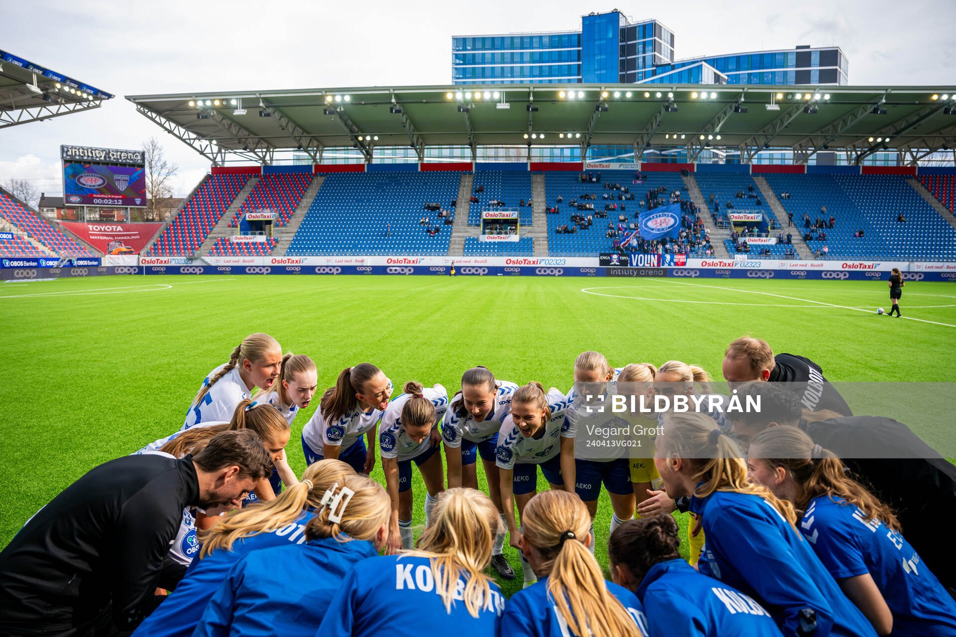Eline Hegg, goalkeeper Selma Panengstuen, Emma Braut Brunes and players of Kolbotn gather in a circle ahead of the Toppserien football match between Vålerenga and Kolbotn on April 13, 2024 in Oslo.