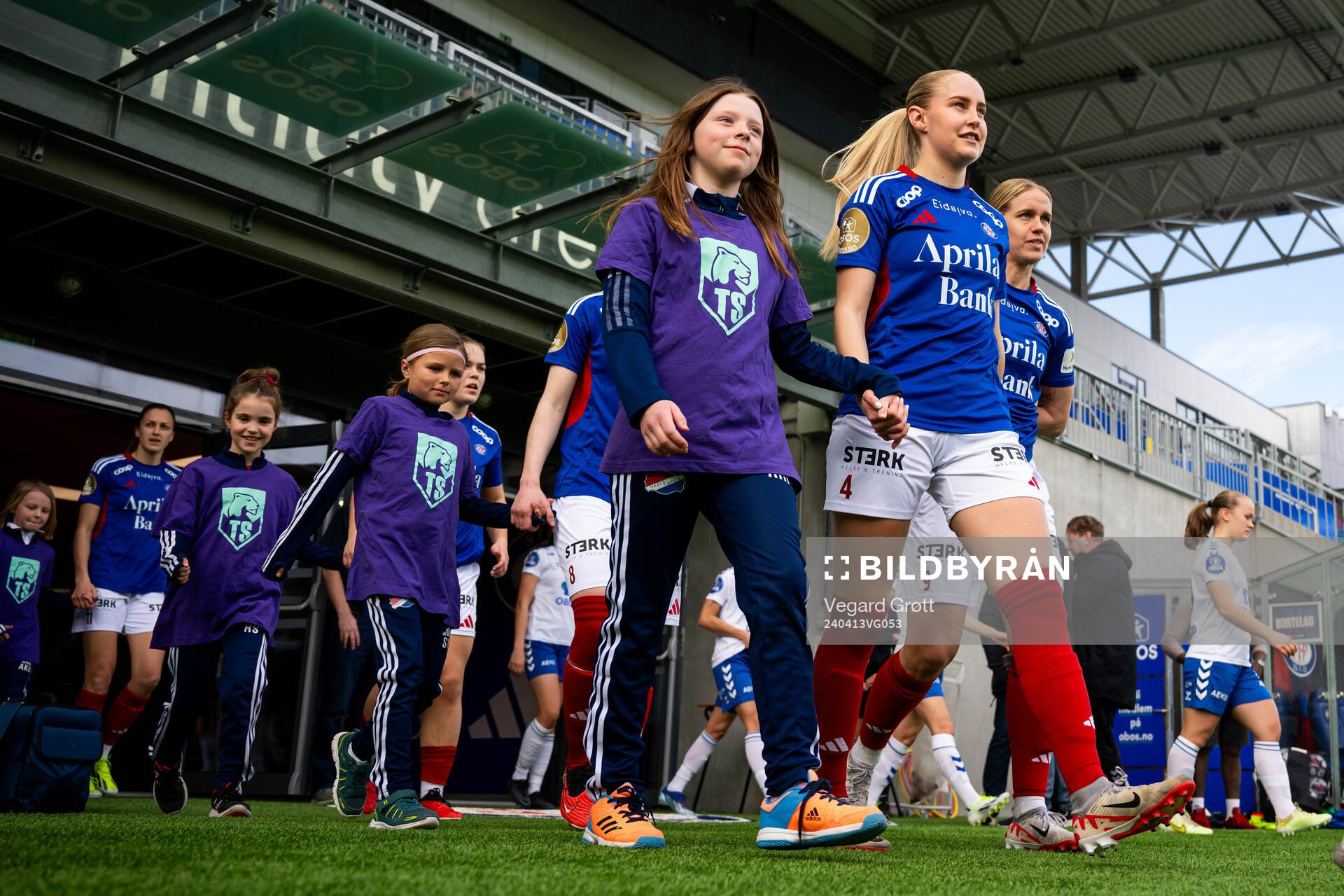 Iselin Sandnes Olsen of Vålerenga enters the pitch