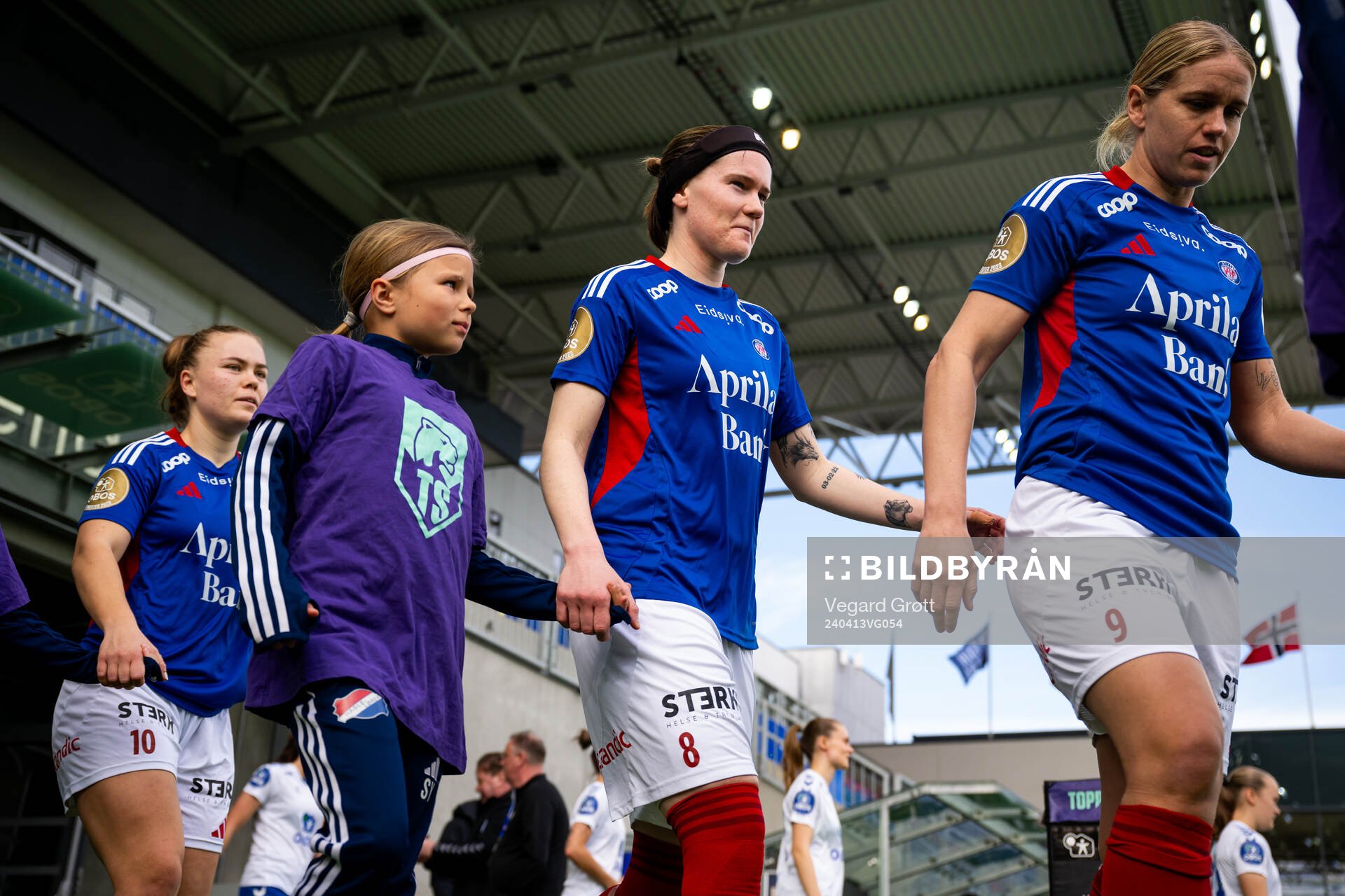 Linn Vickius of Vålerenga enters the pitch