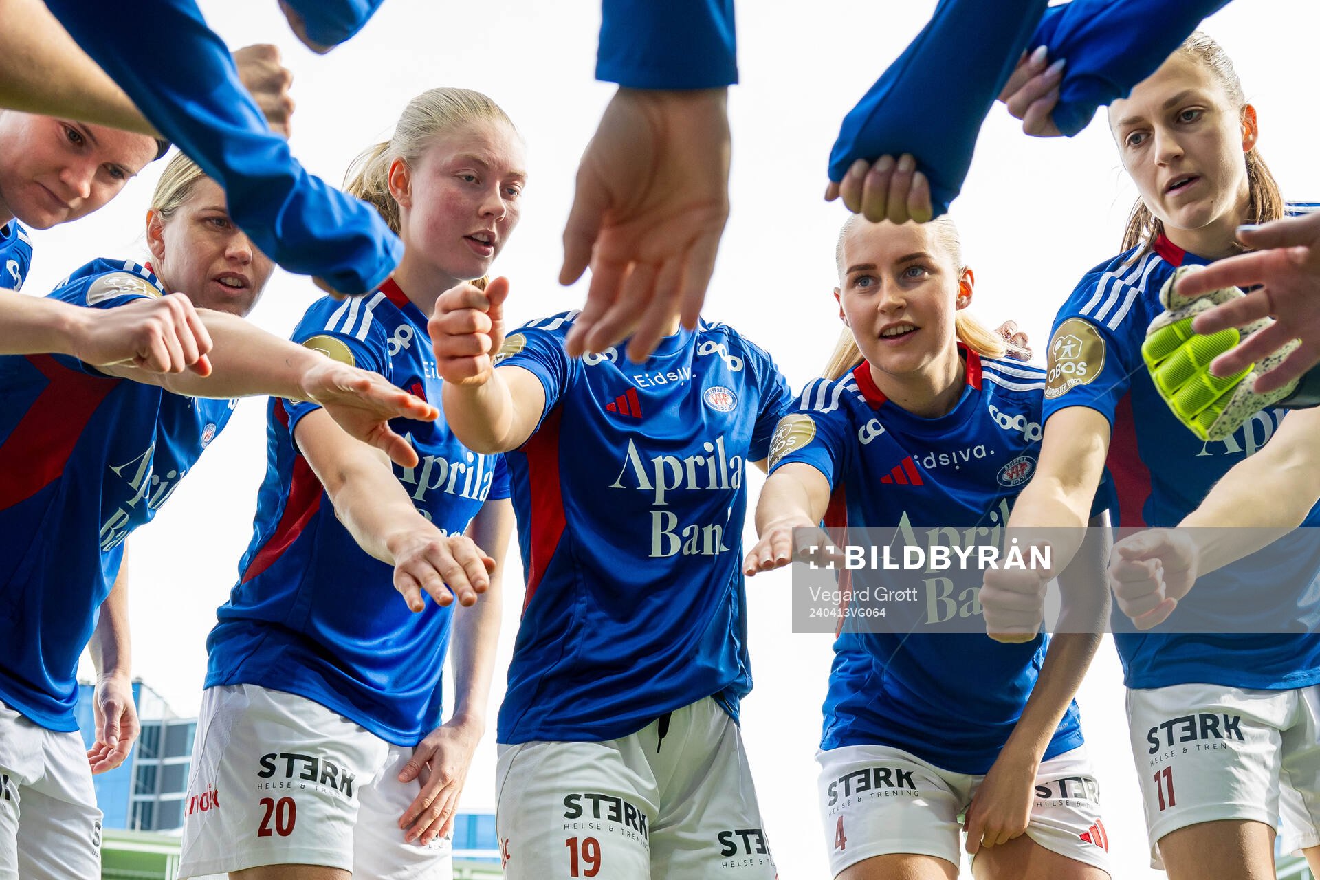Tuva Lotte Leschbrandt Espås, Iselin Sandnes Olsen and players of Vålerenga gather in a circle ahead of the Toppserien football match between Vålerenga and Kolbotn on April 13, 2024 in Oslo.