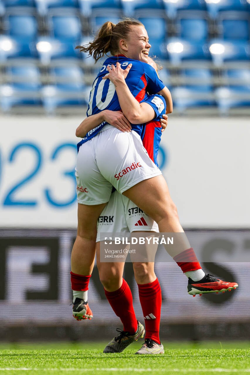 Olaug Tvedten of Vålerenga celebrates