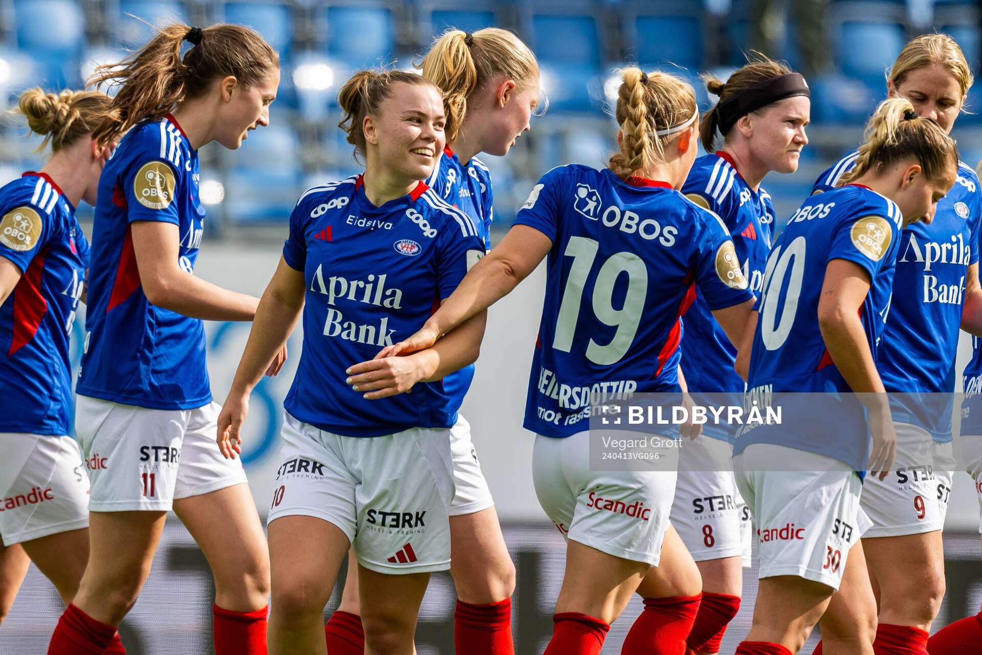Olaug Tvedten of Vålerenga celebrates with teammates