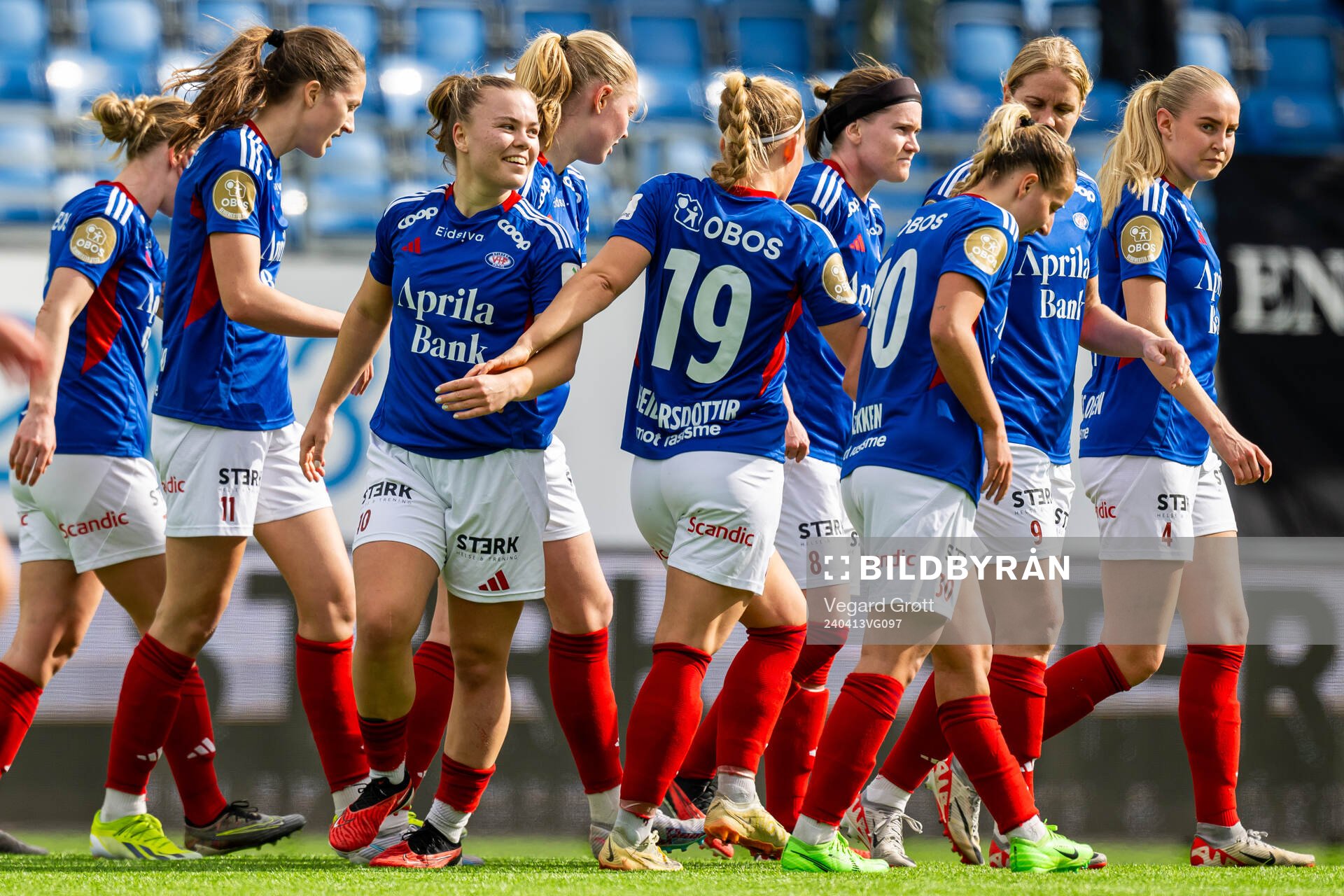 Olaug Tvedten of Vålerenga celebrates with teammates