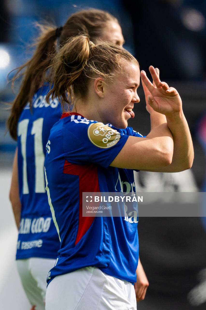 Olaug Tvedten of Vålerenga celebrates