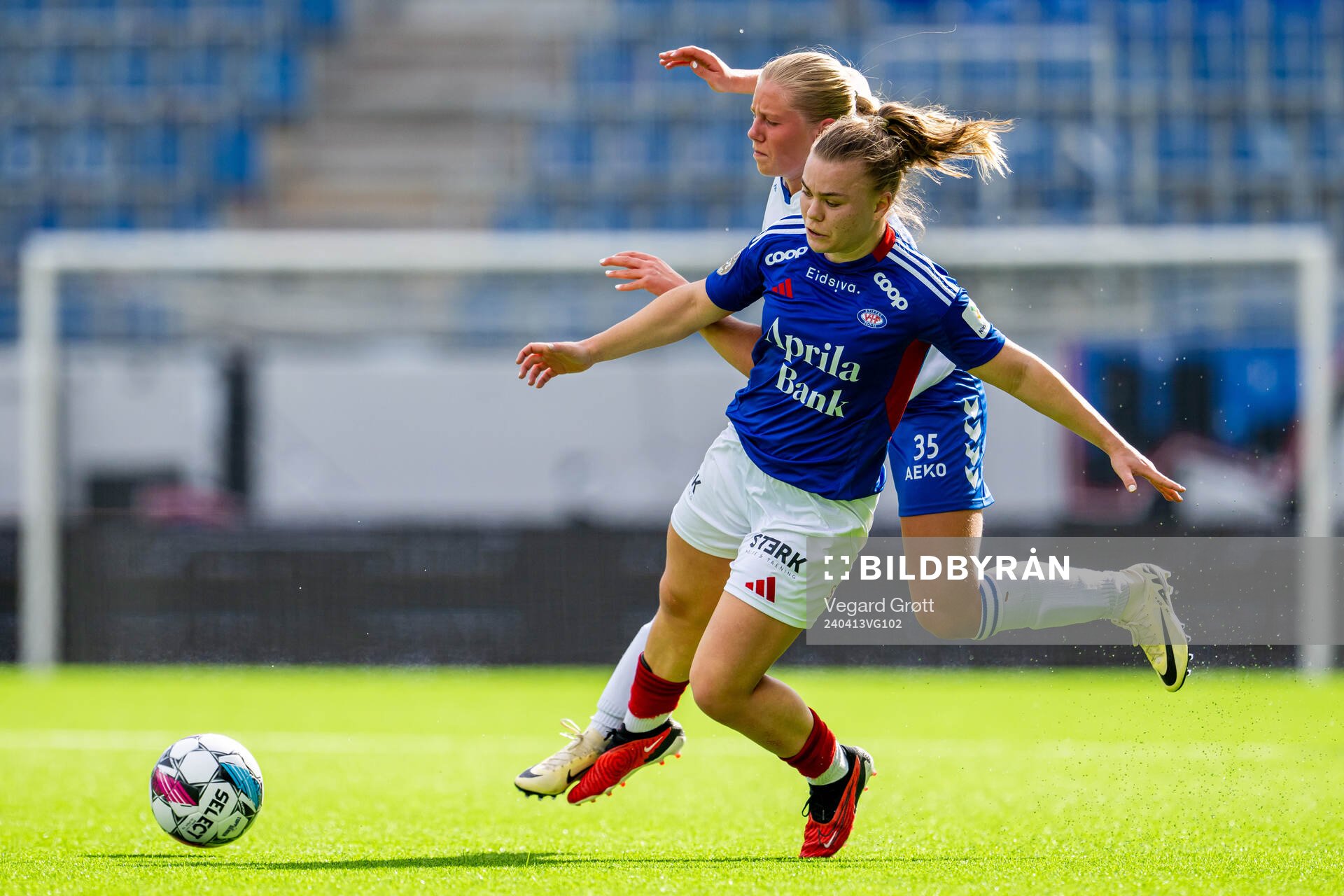 Olaug Tvedten of Vålerenga and Marie Moen Preus of Kolbotn