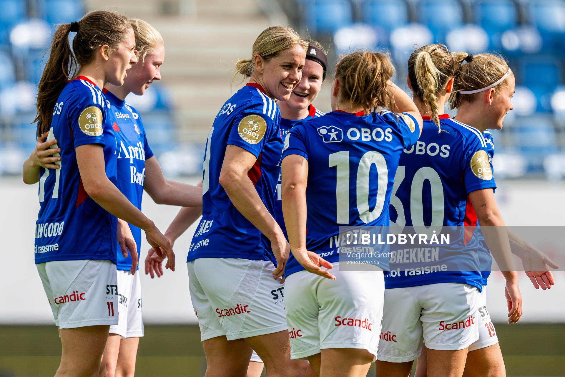 Elise Thorsnes of Vålerenga celebrates with Olaug Tvedten