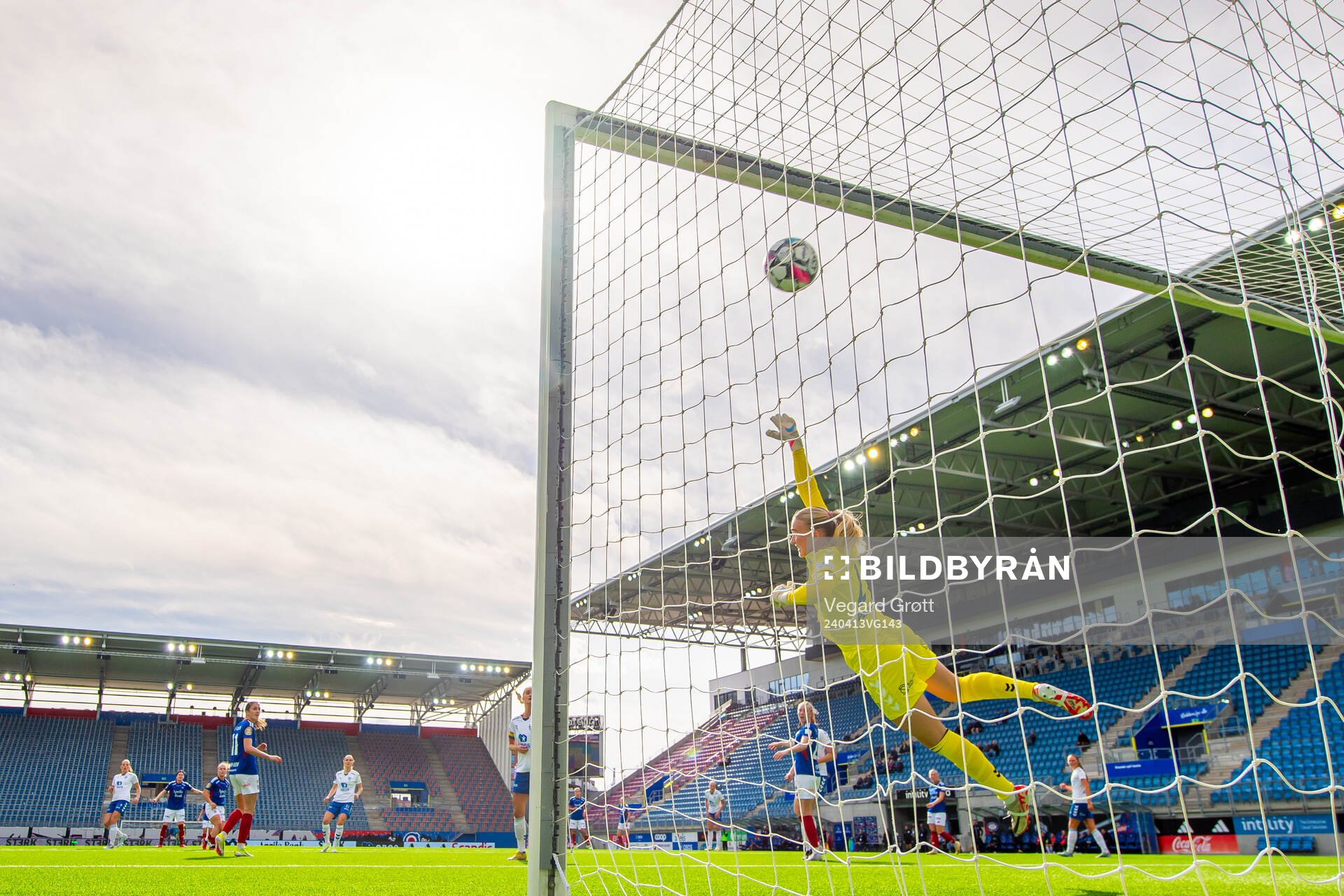 Olaug Tvedten of Vålerenga scores the 1-0 goal behind