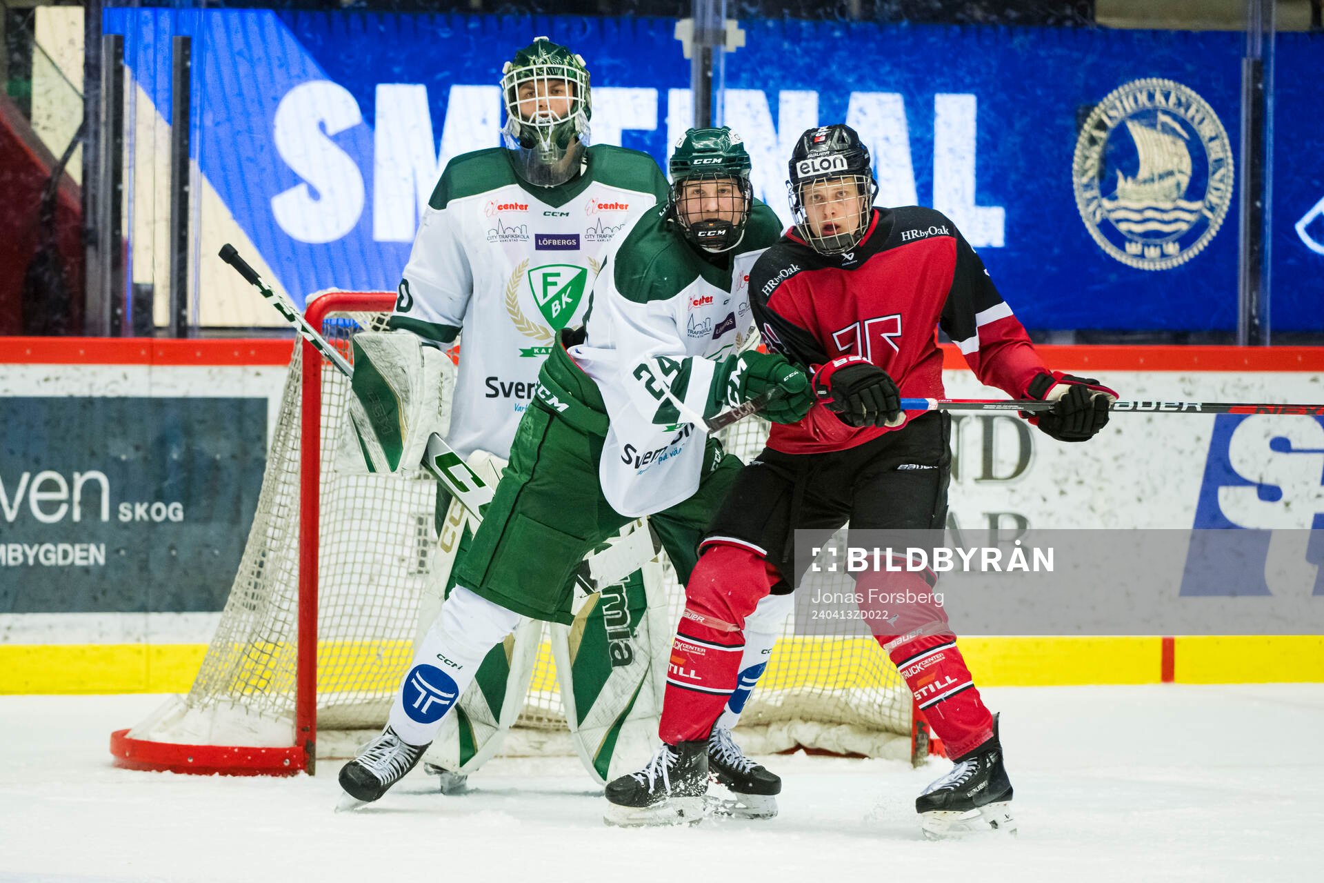 Färjestads målvakt Lukas Höglind med Teodor Friberg ock