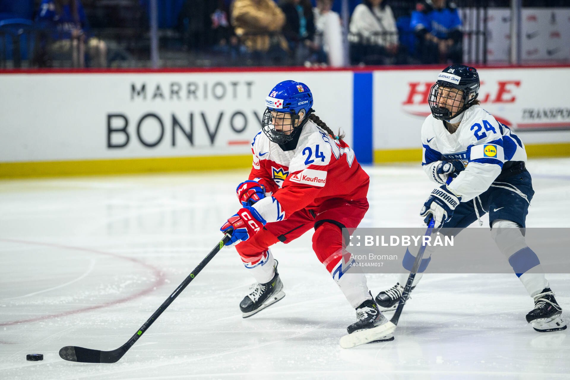 Sara Cajanova of Czech Republic and Viivi Vainikka of