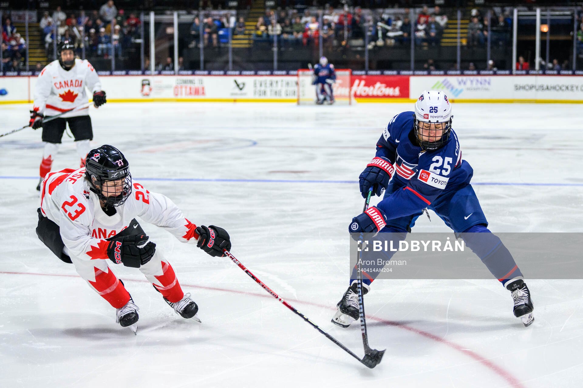 Erin Ambrose of Canada and Alex Carpenter of USA