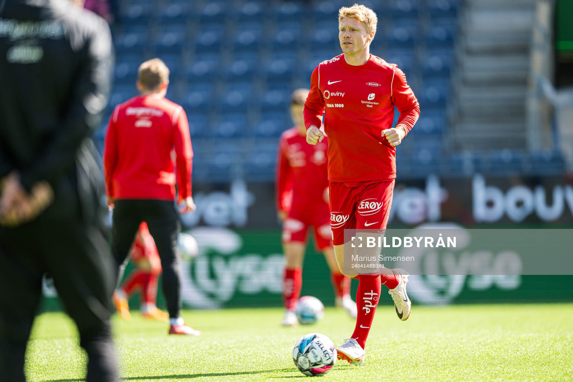 Sivert Heltne Nilsen of Brann warms up
