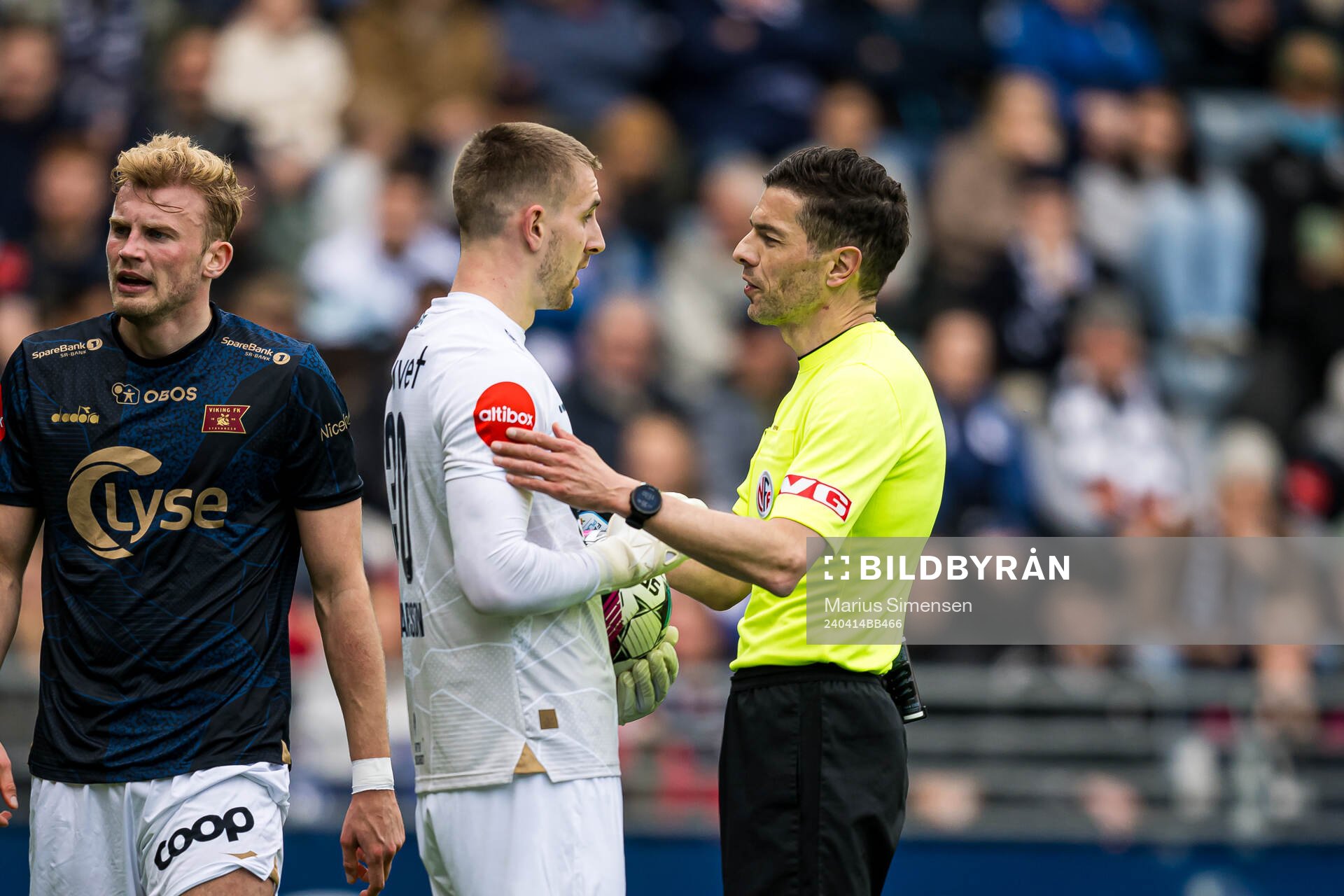 Patrik Gunnarsson of Viking and Tore Hansen, referee