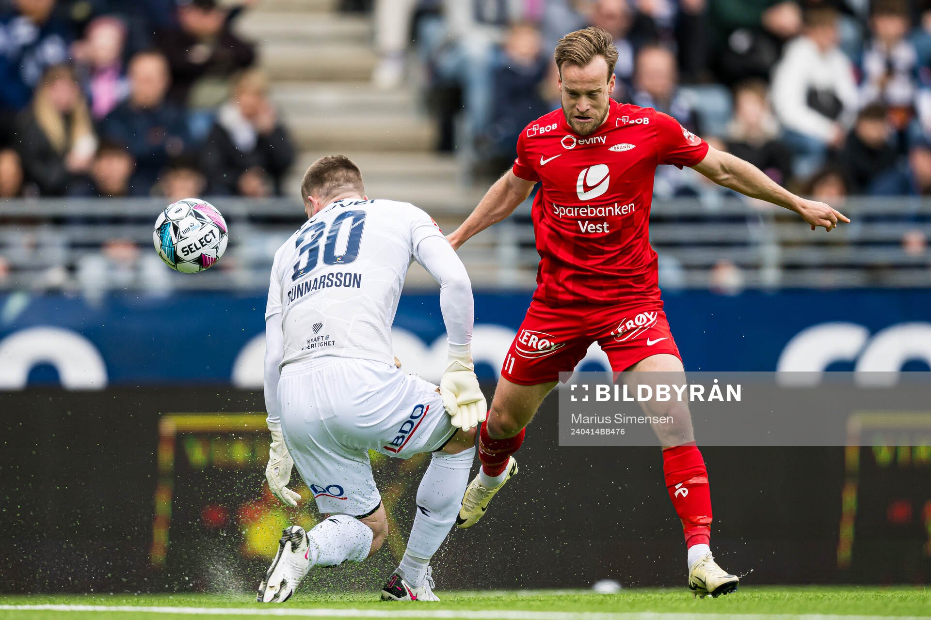 Patrik Gunnarsson of Viking and Bård Finne of Brann