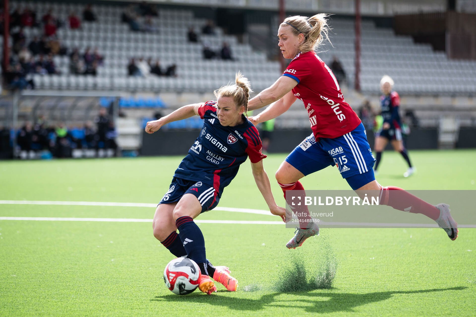 FC Rosengårds Jessica Wik och Vittsjös Nellie Persson under fotbollsmatchen i Damallsvenskan mellan FC Rosengård och Vittsjö den 14 april 2024 i Malmö.