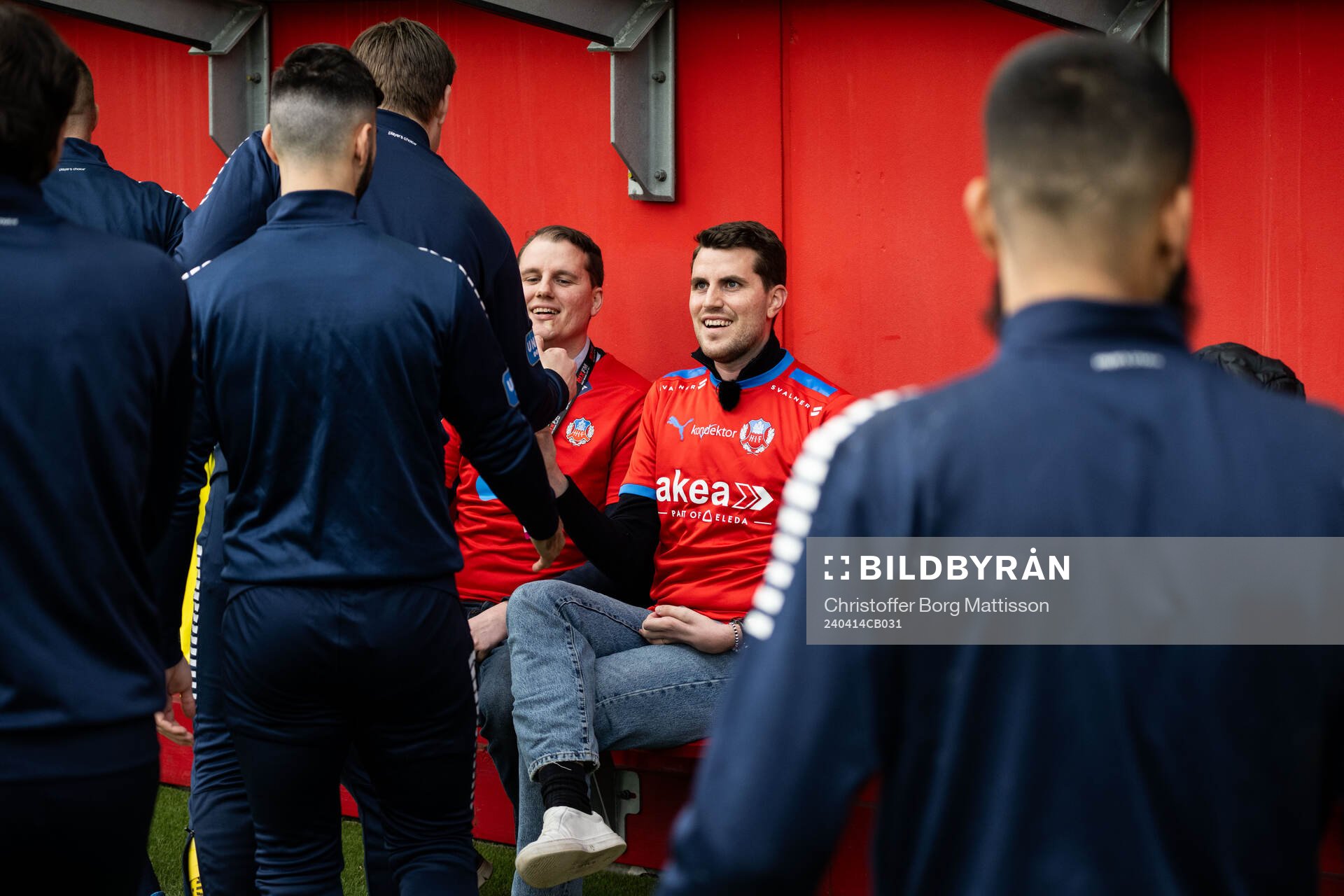 Utsiktens spelare hälsar på Jesper Björkman