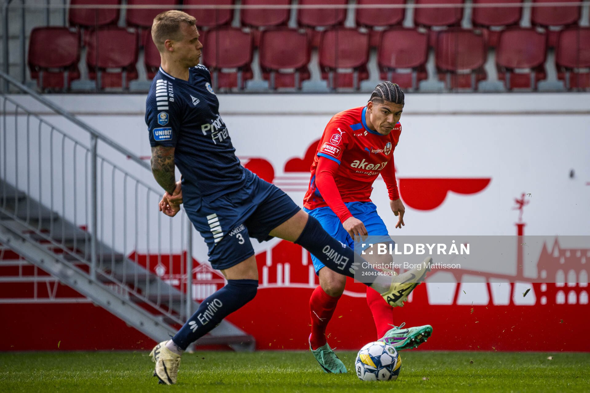 Utsiktens Jesper Brandt och Helsingborgs Milan Silva Rasmussen under fotbollsmatchen i Superettan mellan Helsingborg och Utsikten den 14 april 2024 i Helsingborg.
