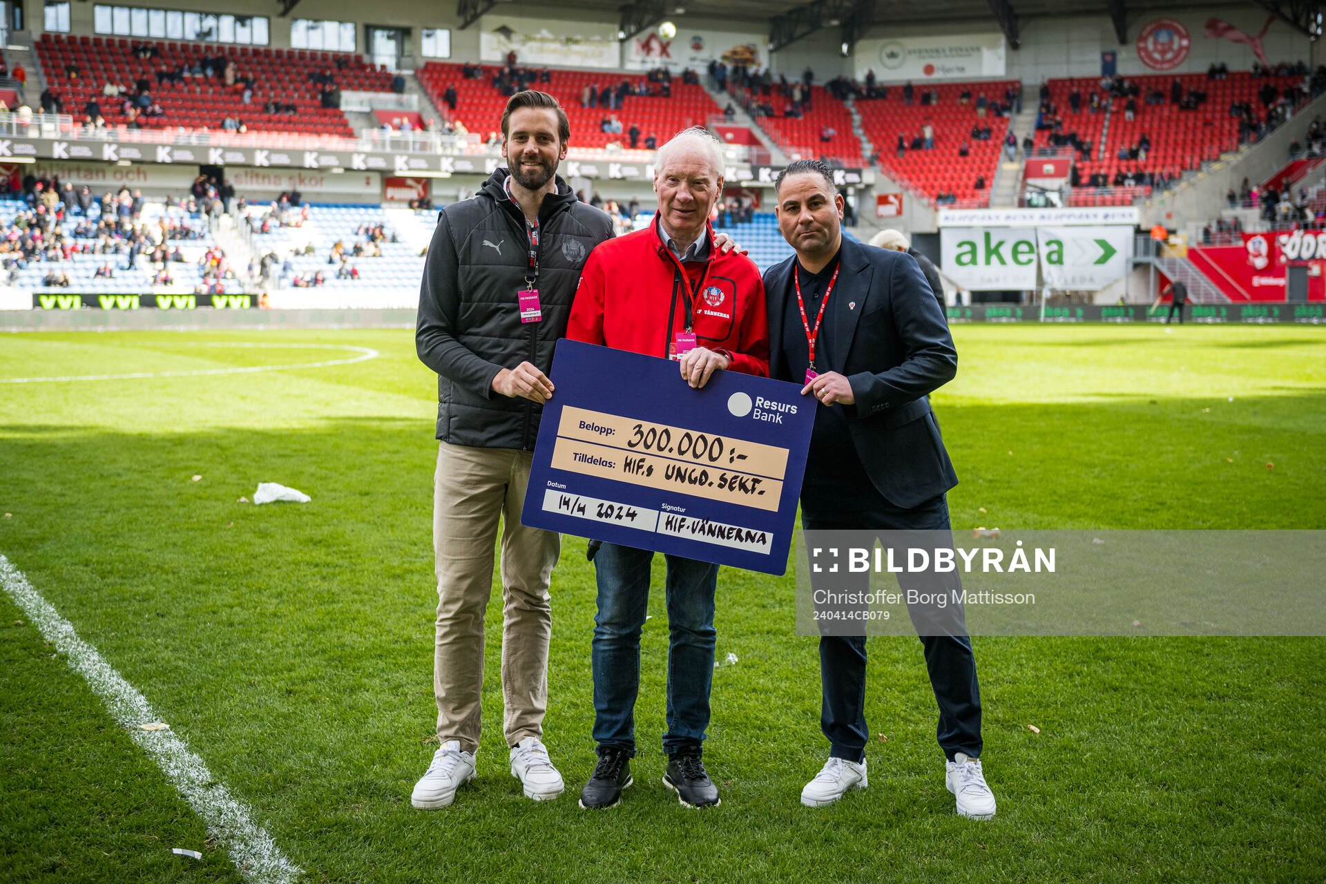 HIF-vännerna räcker över en check till Helsingborgs