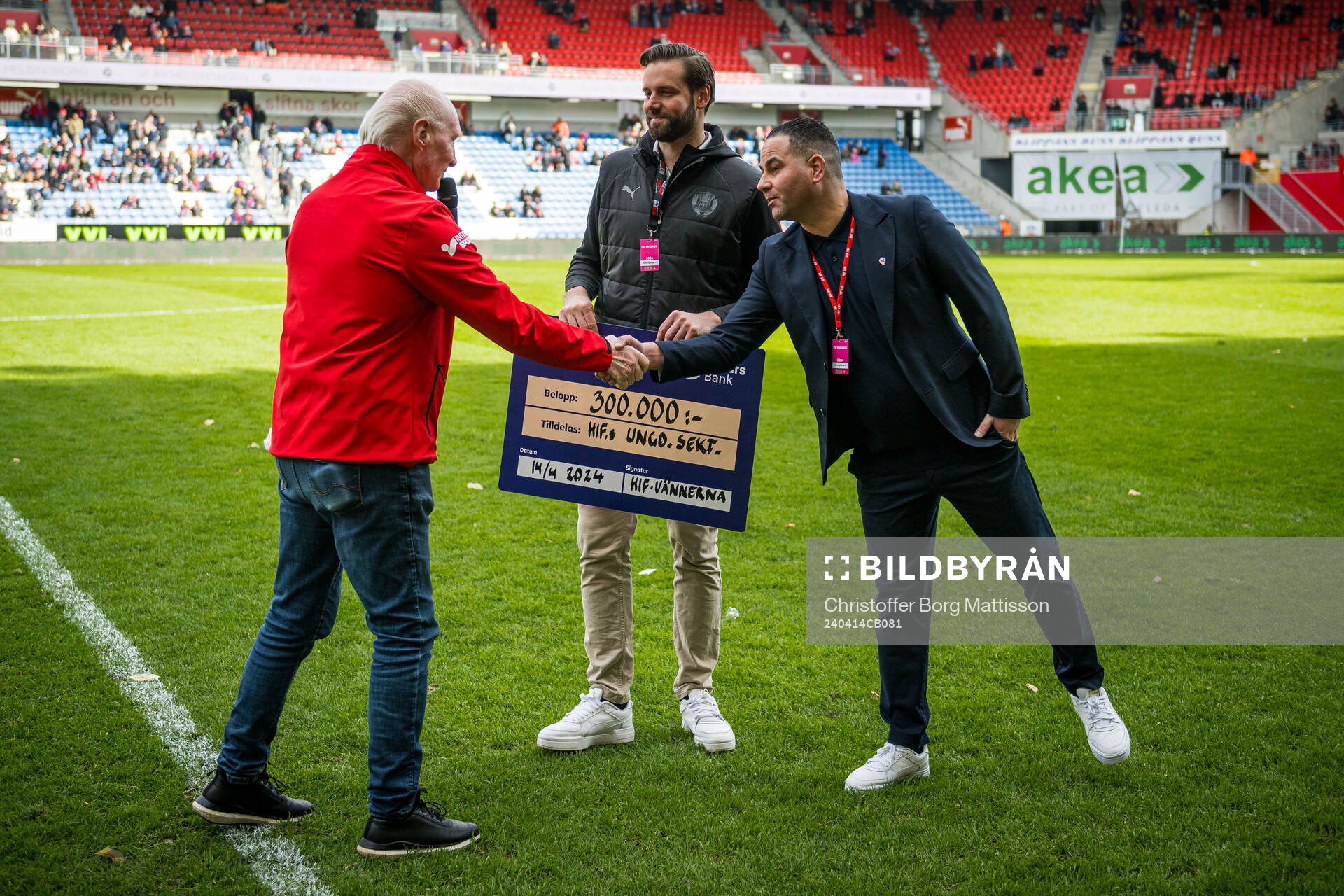 Helsingborgs klubbchef Reda Chahrour tar emot en check