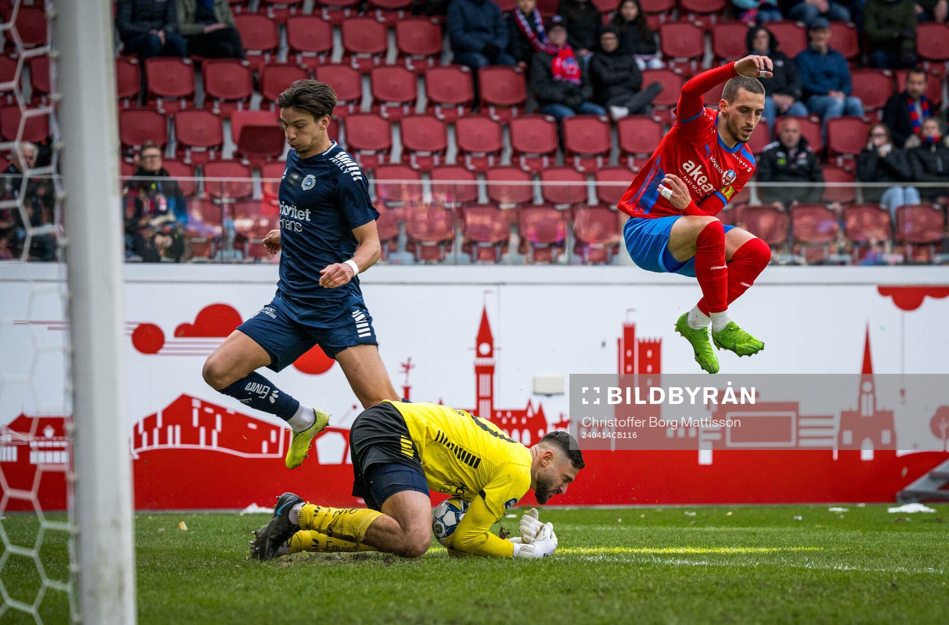 Utsiktens målvakt Elias Hadaya och Kevin Rodeblad Lowe och Helsingborgs Arian Kabashi under fotbollsmatchen i Superettan mellan Helsingborg och Utsikten den 14 april 2024 i Helsingborg.