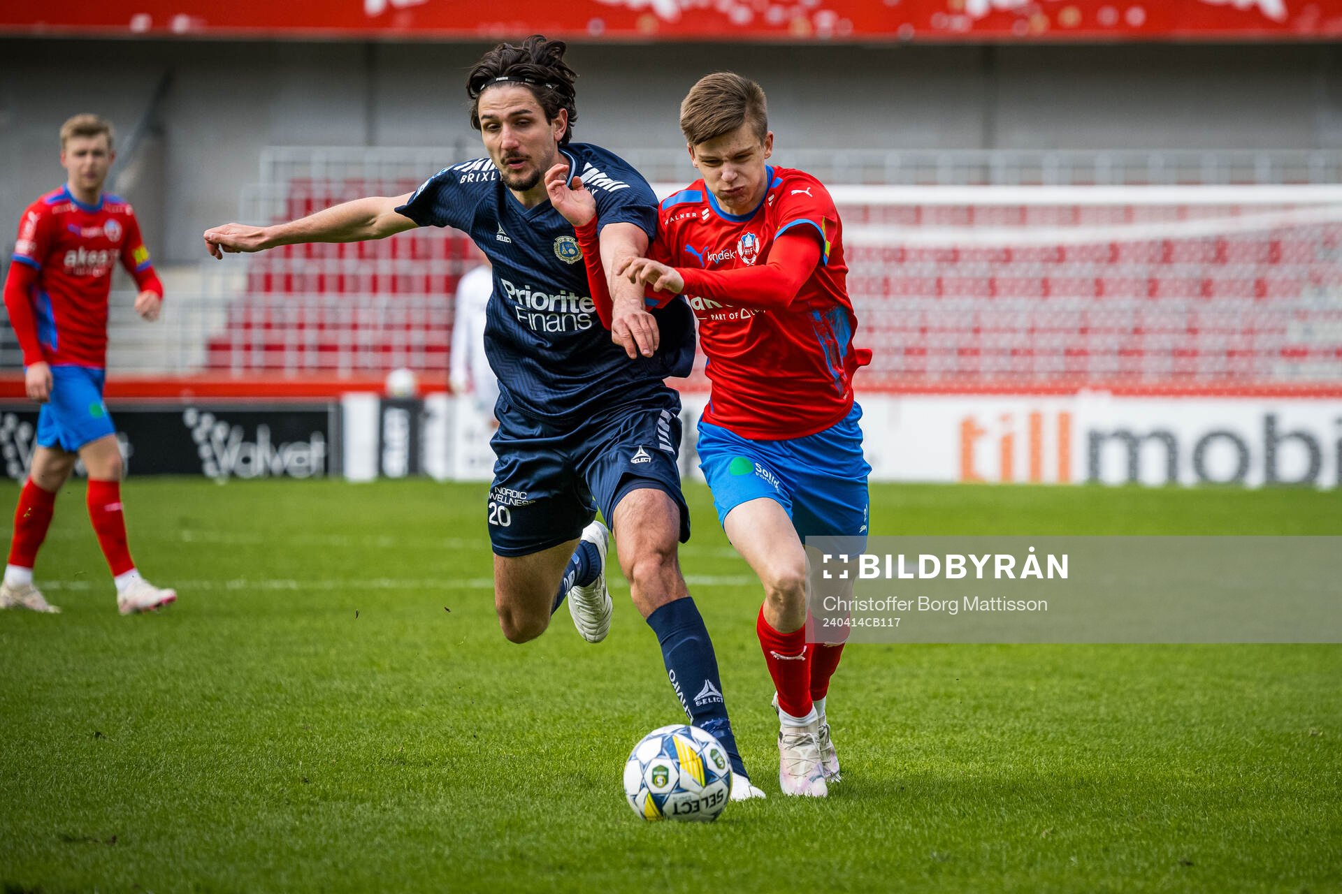 Utsiktens Filip Trpcevski och Helsingborgs Adrian Svanbäck under fotbollsmatchen i Superettan mellan Helsingborg och Utsikten den 14 april 2024 i Helsingborg.
