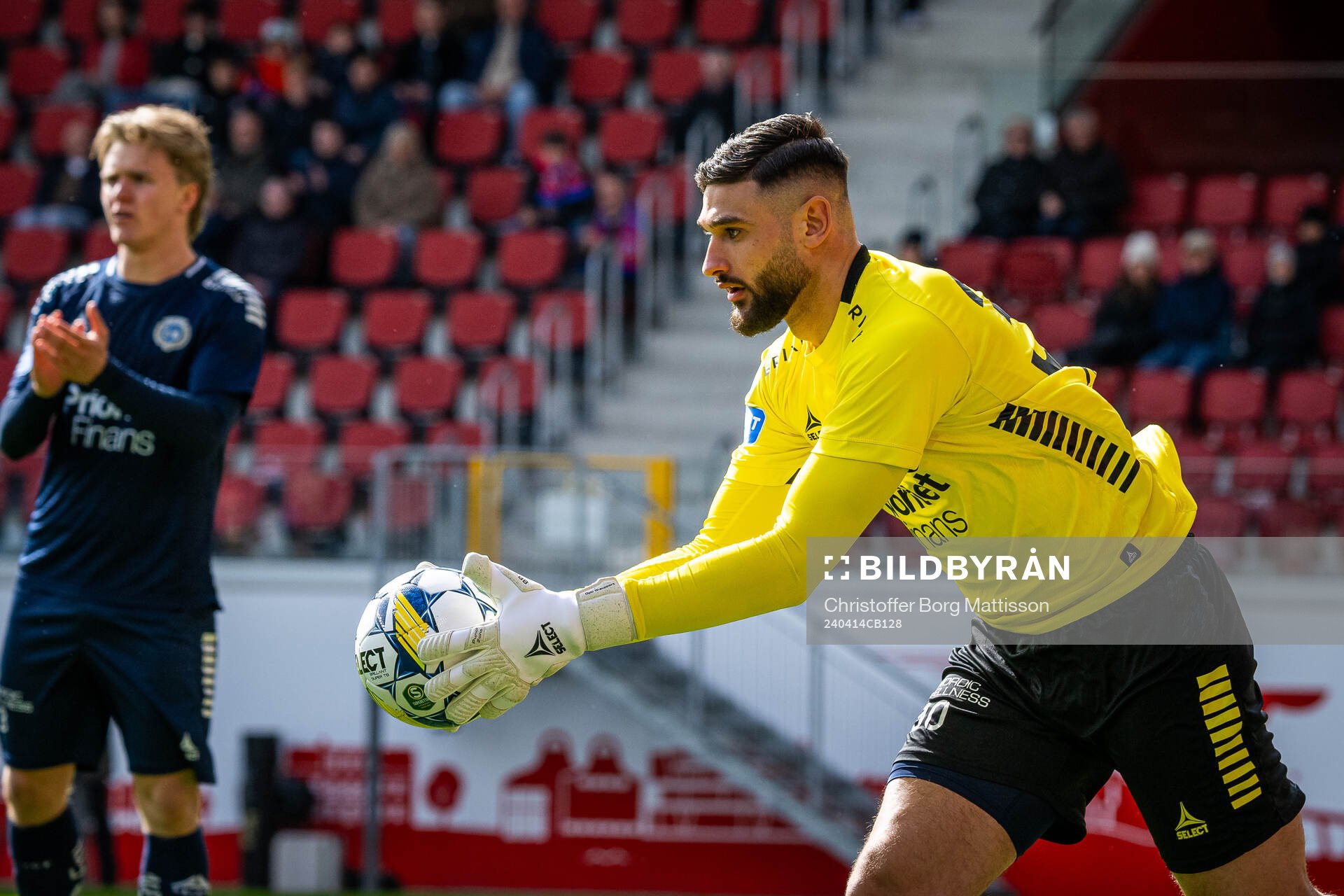 Utsiktens målvakt Elias Hadaya under fotbollsmatchen i Superettan mellan Helsingborg och Utsikten den 14 april 2024 i Helsingborg.