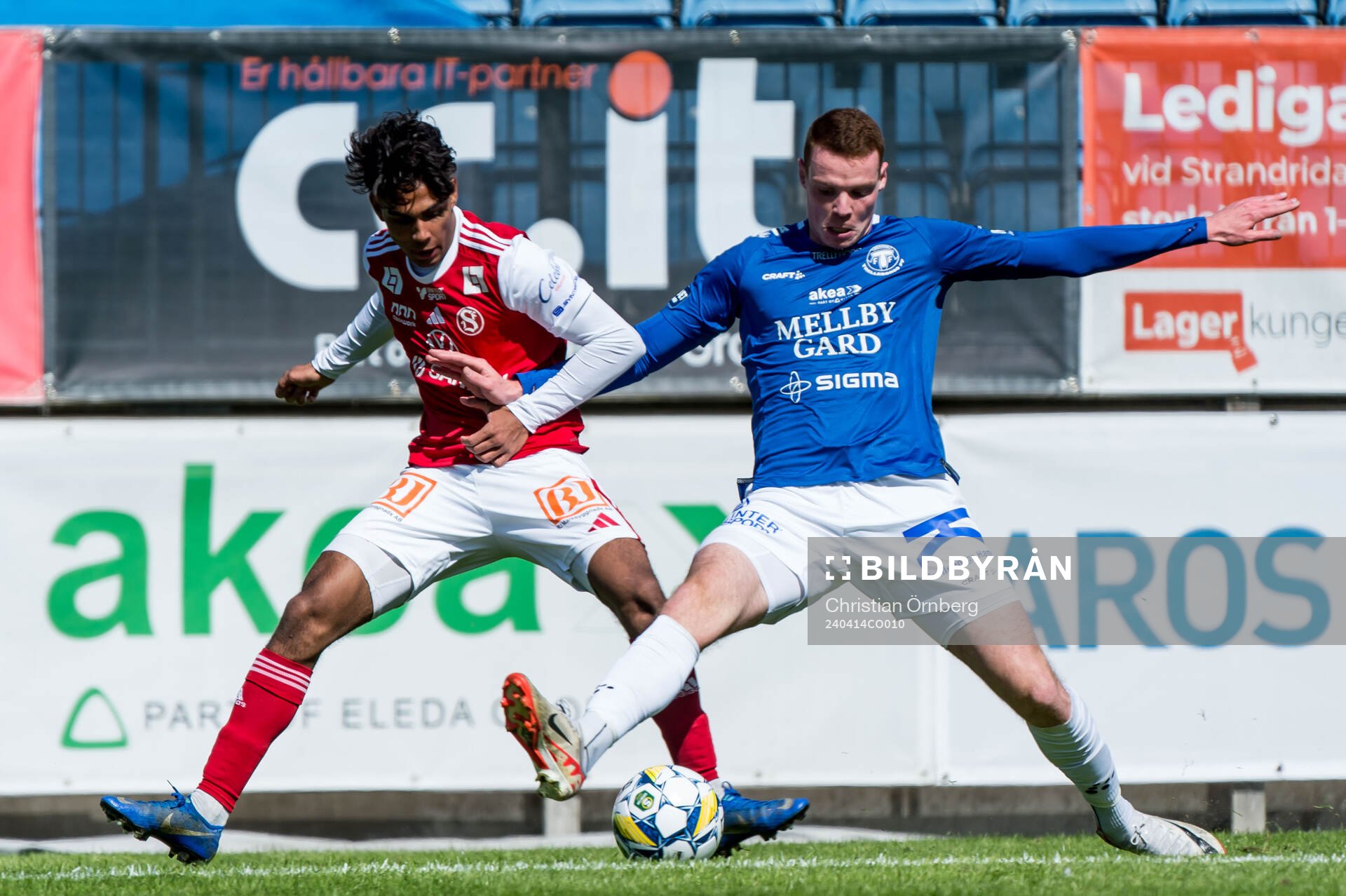 Sandvikens IFs Jonathan Karlsson och Trelleborgs Zander Hyltoft under fotbollsmatchen i Superettan mellan Trelleborg och Sandvikens IF den 14 april 2024 i Trelleborg.