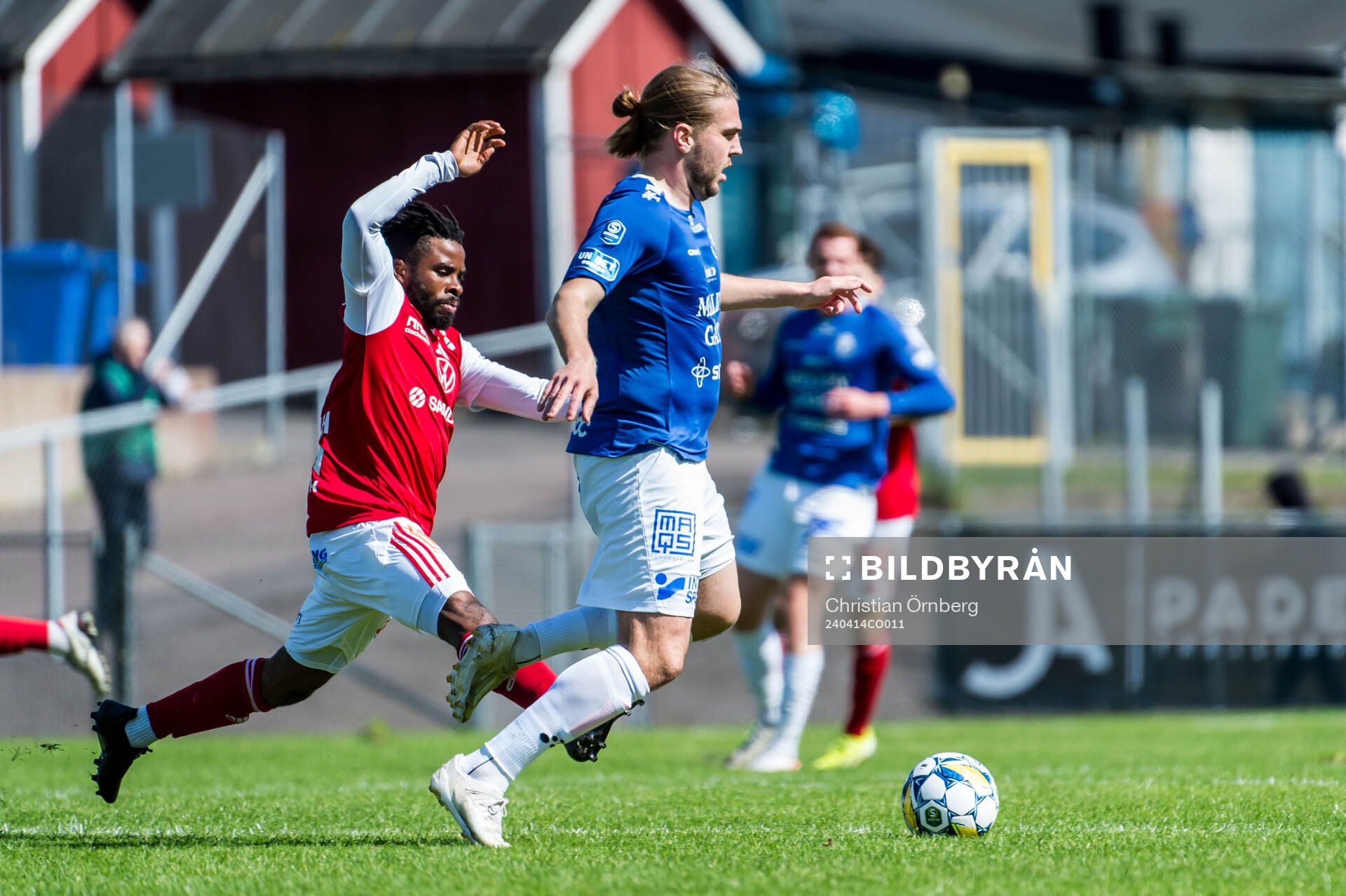 Trelleborgs Charlie Weberg och Sandvikens IFs John Junior Igbarumah under fotbollsmatchen i Superettan mellan Trelleborg och Sandvikens IF den 14 april 2024 i Trelleborg.