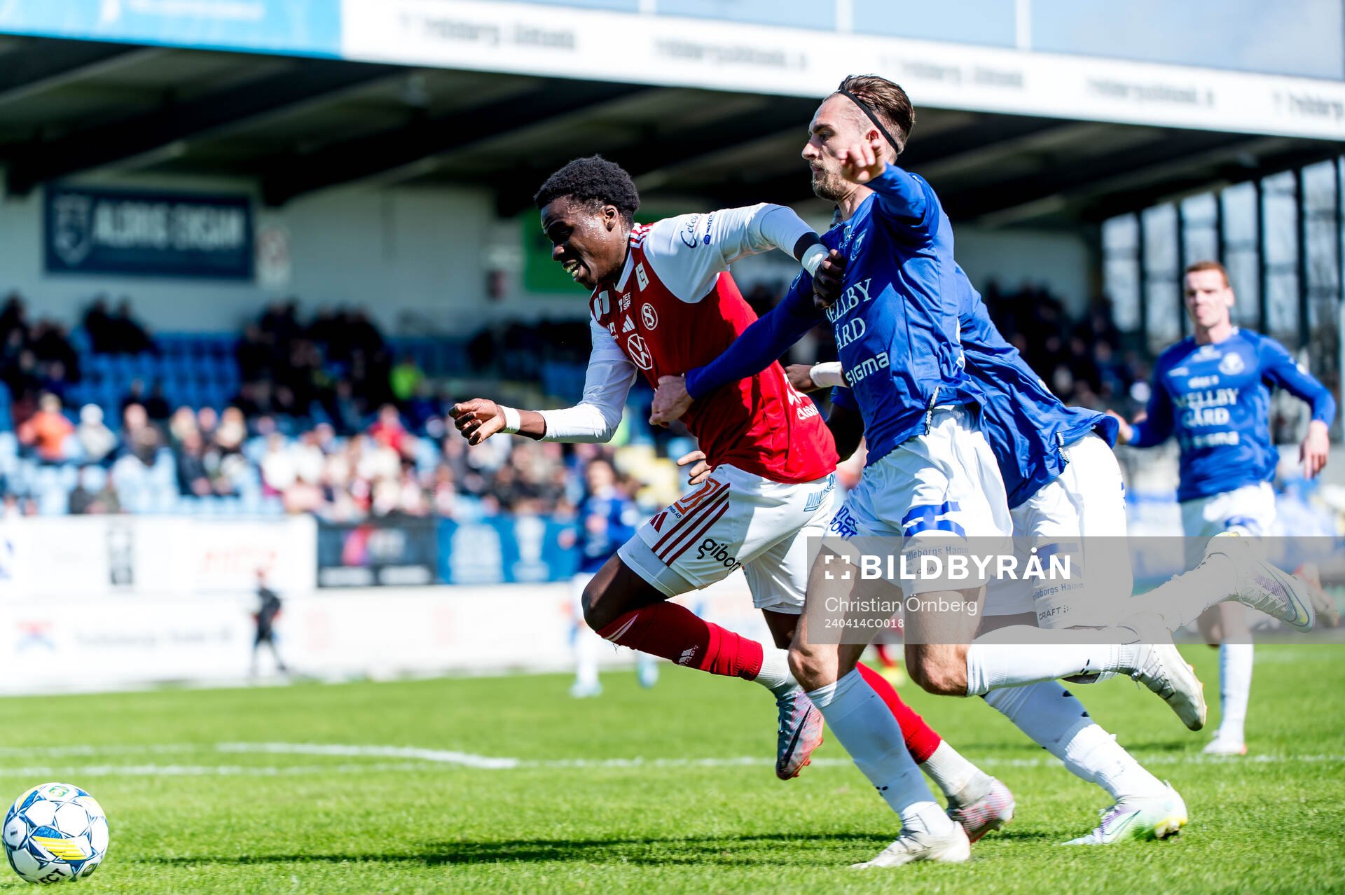 Sandvikens IFs Calvin Kabuye och Trelleborgs Felix Hörberg