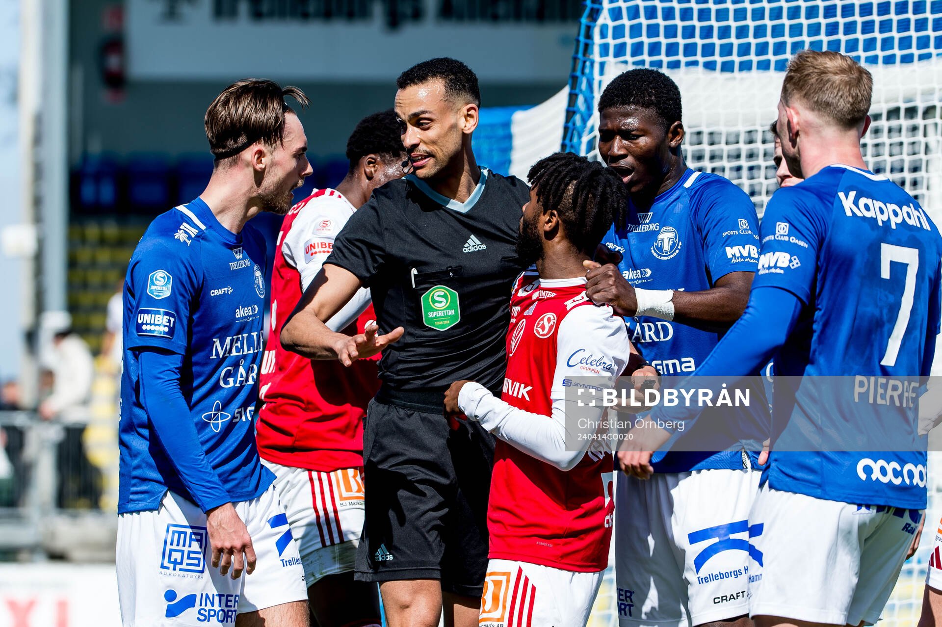 Trelleborgs Felix Hörberg och Domare Farouk Nehdi och
