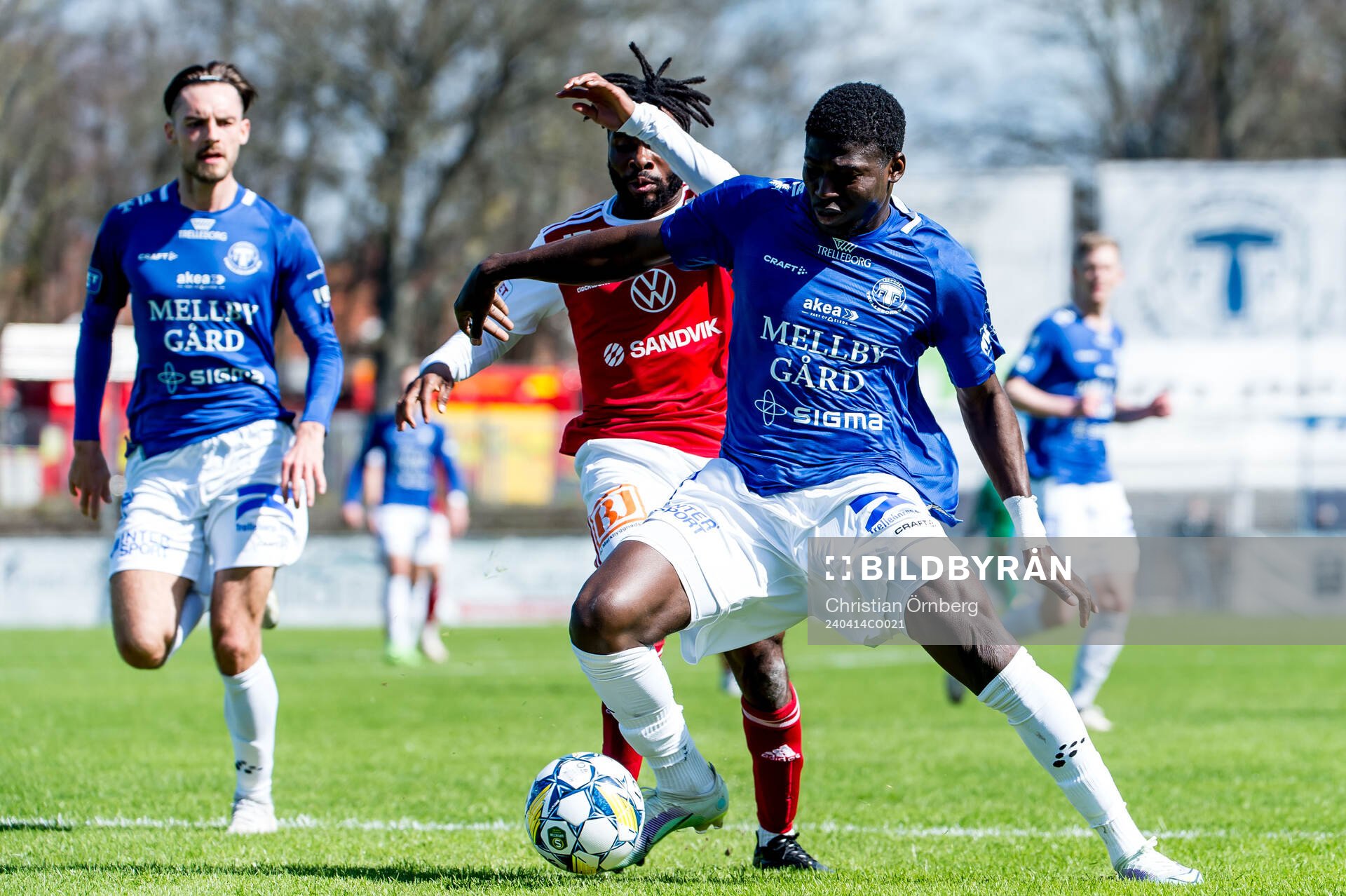 Trelleborgs Abel Ogwuche och Sandvikens IFs John Junior