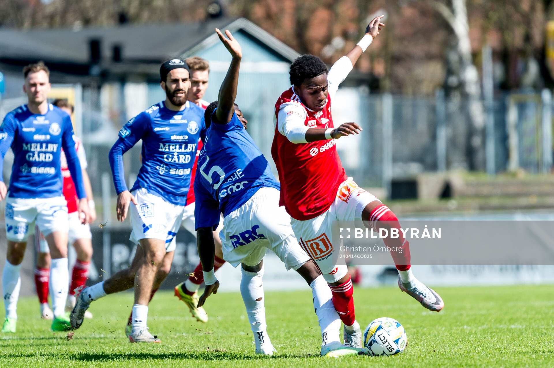 Trelleborgs Abel Ogwuche och Sandvikens IFs Calvin Kabuye
