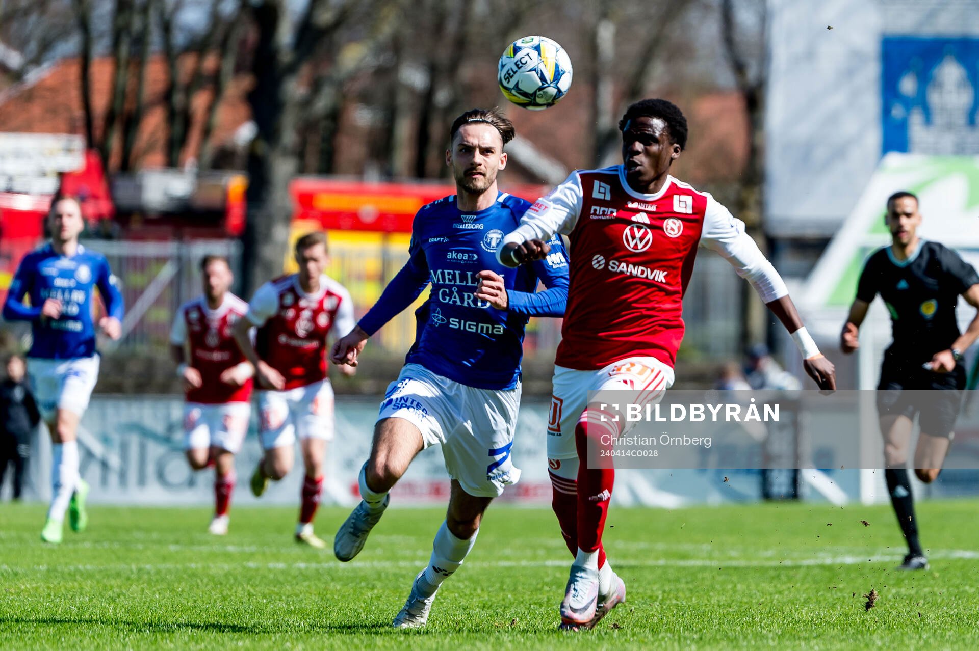 Trelleborgs Felix Hörberg och Sandvikens IFs Calvin Kabuye
