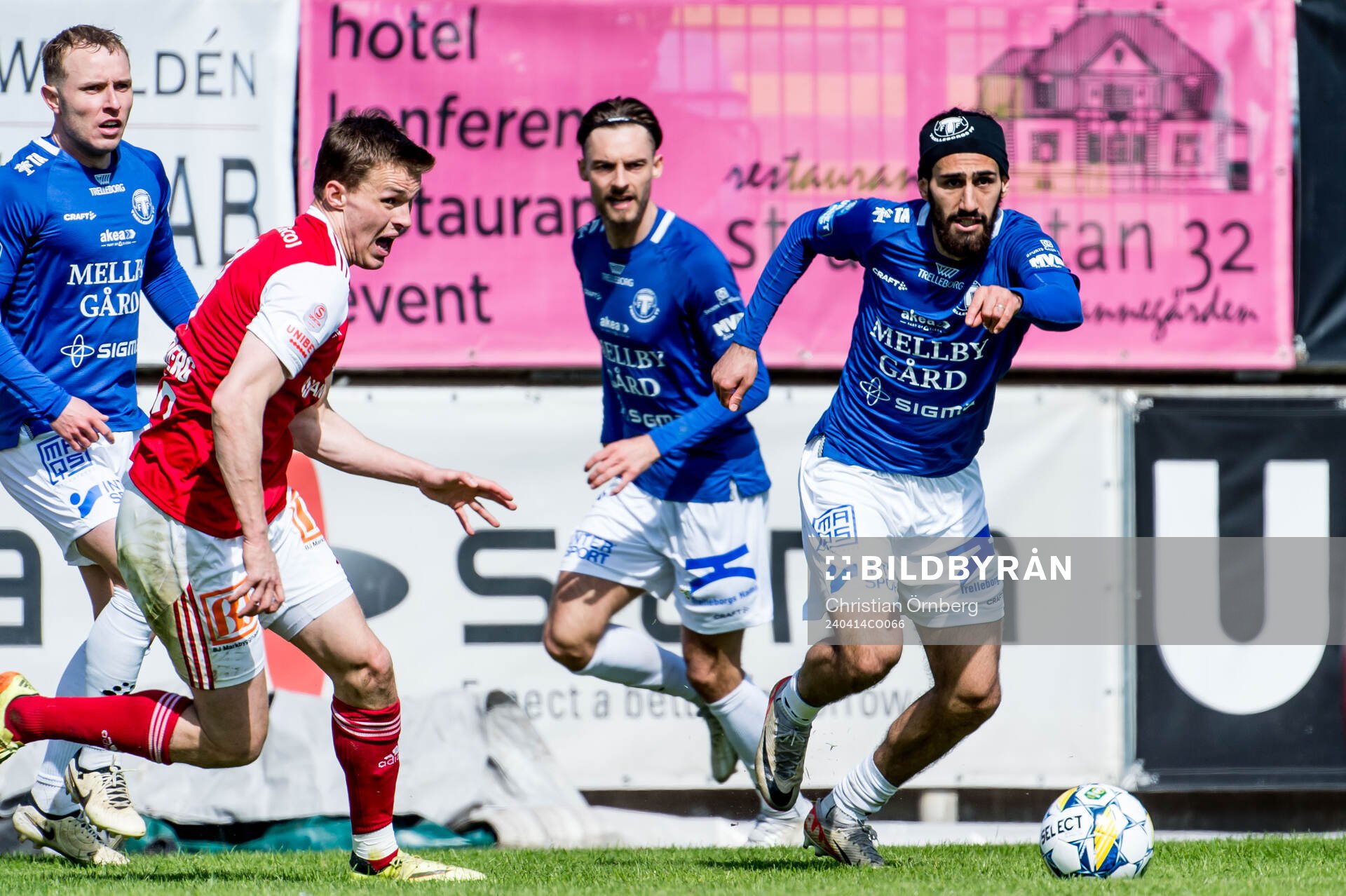 Sandvikens IFs Daniel Söderberg och Trelleborgs Hady Saleh