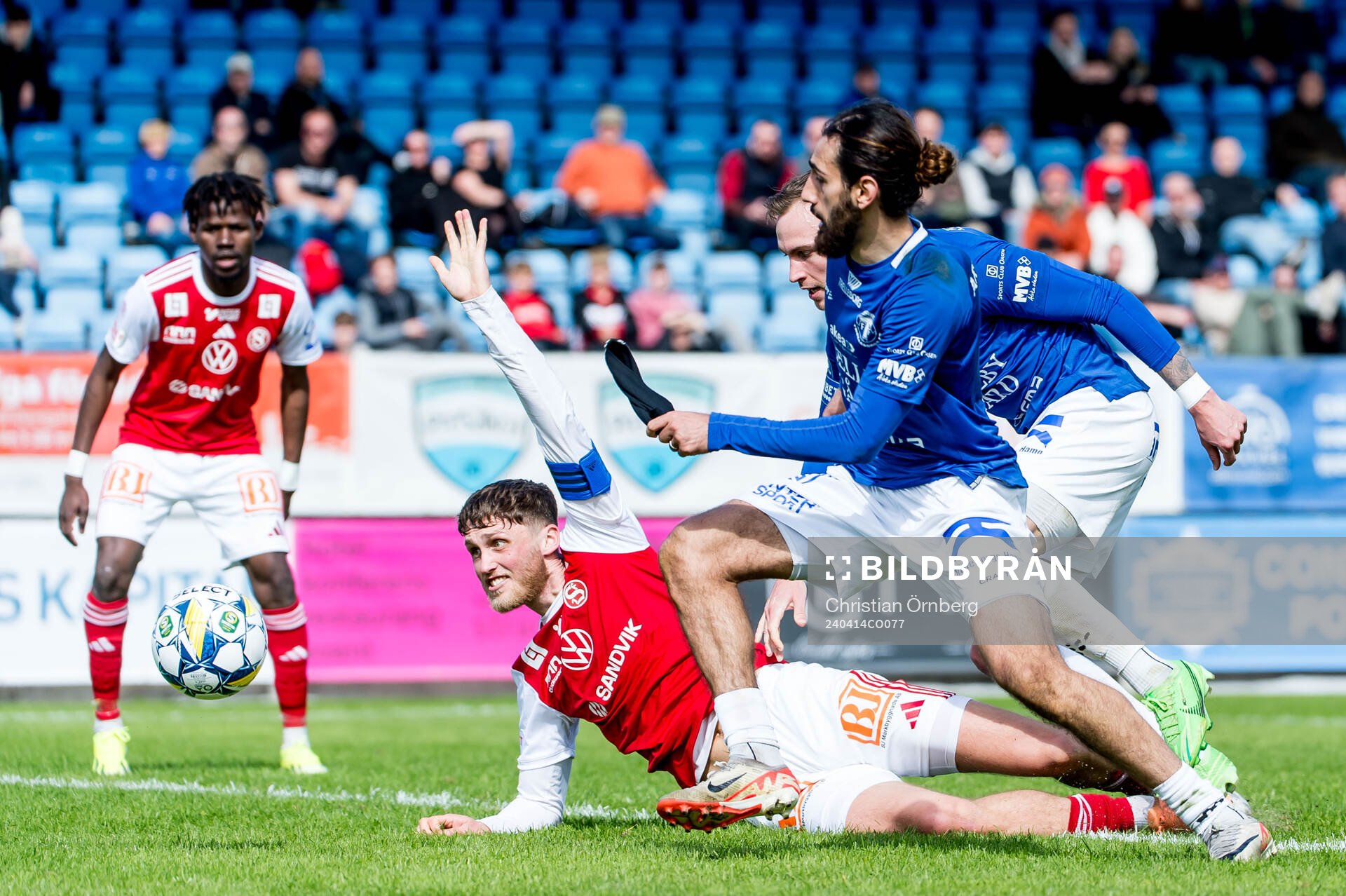Sandvikens IFs Emil Engqvist och Trelleborgs Hady Saleh