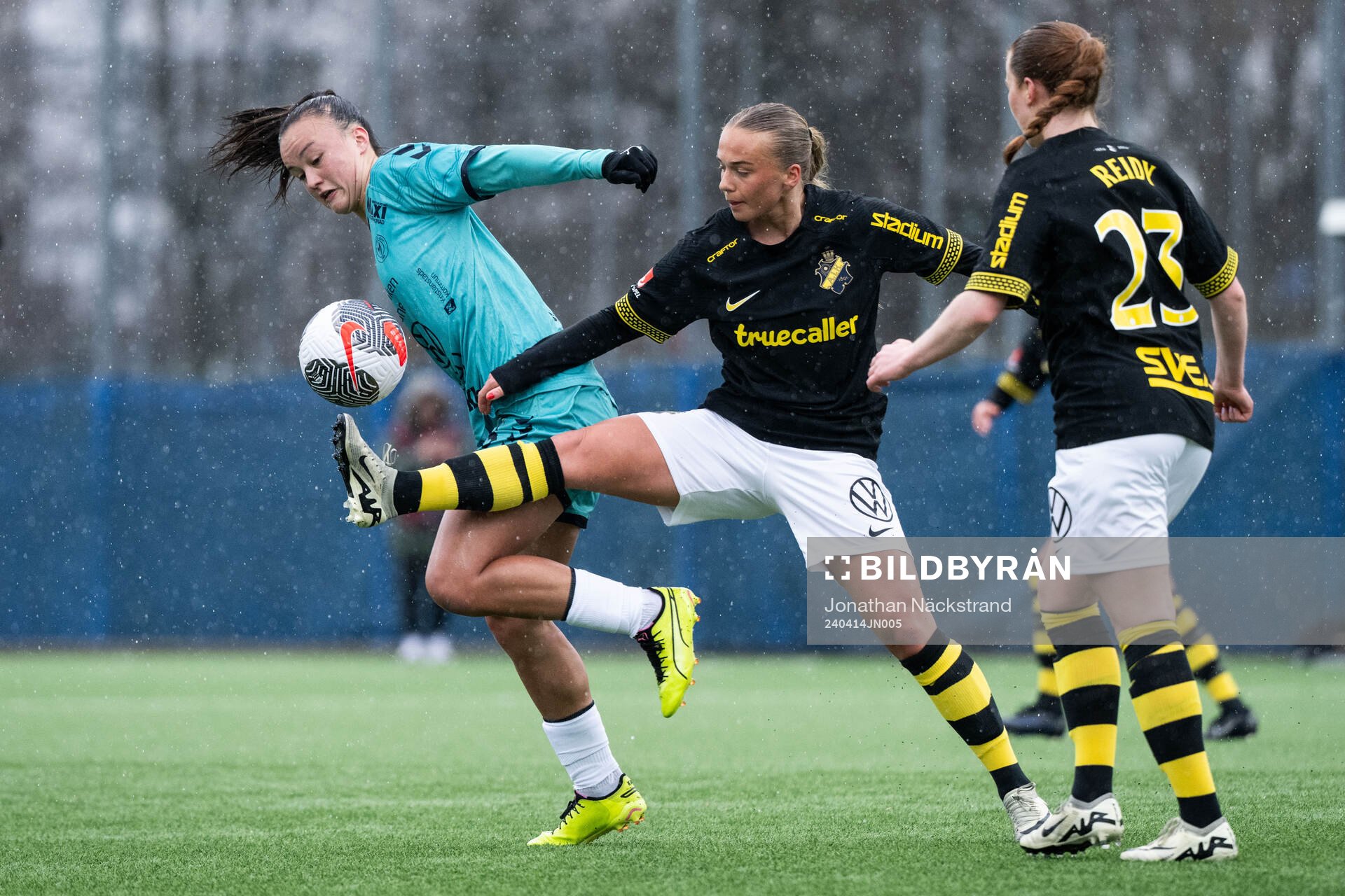 Kristianstads Amy Sayer och AIKs Villemo Dahlqvist under fotbollsmatchen i Damallsvenskan mellan AIK och Kristianstad den 14 april 2024 i Stockholm.