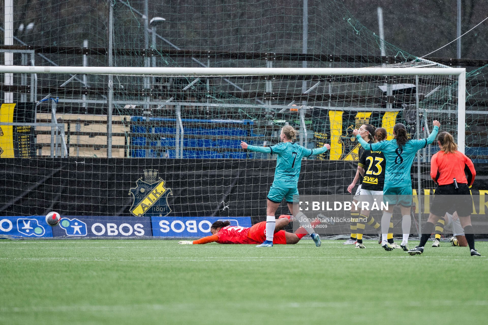 Kristianstads Katla Tryggvadottir gör 0-2 bakom AIKs målvakt Serina Backmark under fotbollsmatchen i Damallsvenskan mellan AIK och Kristianstad den 14 april 2024 i Stockholm.
