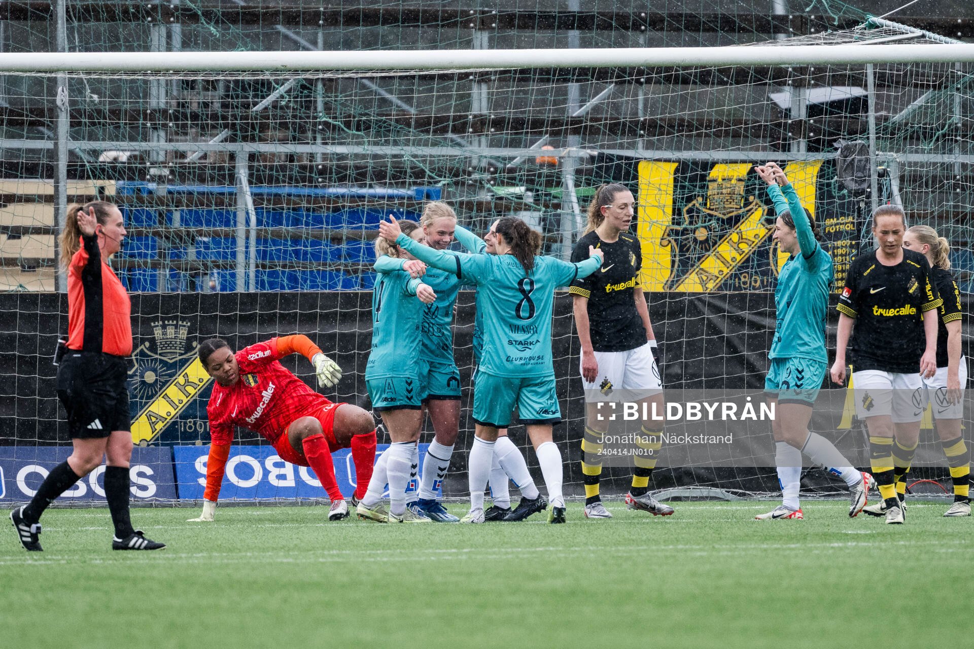 Kristianstads Katla Tryggvadottir jublar efter 0-2 under fotbollsmatchen i Damallsvenskan mellan AIK och Kristianstad den 14 april 2024 i Stockholm.