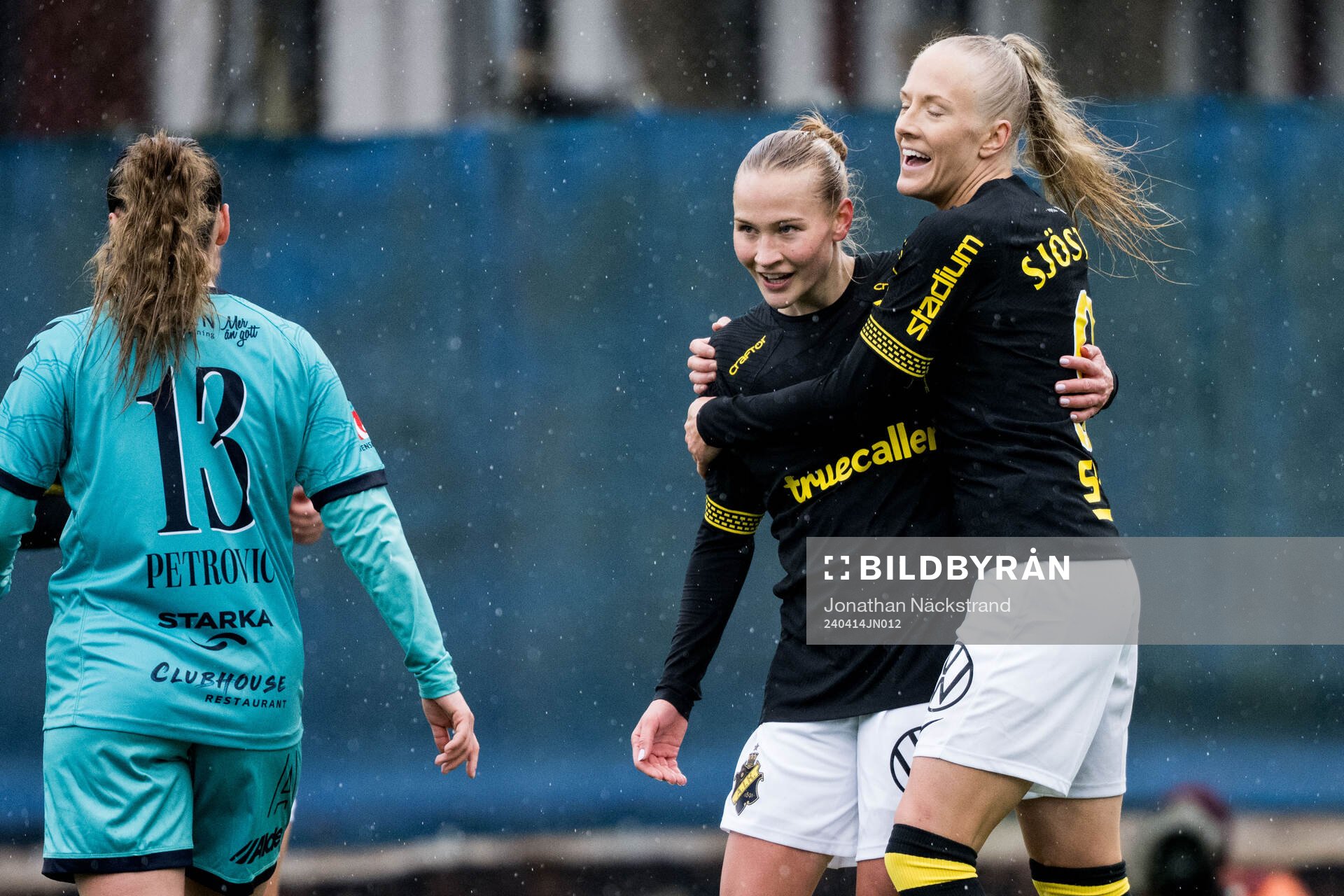 AIKs Silja Jaatinen och Moa Sjöström jublar