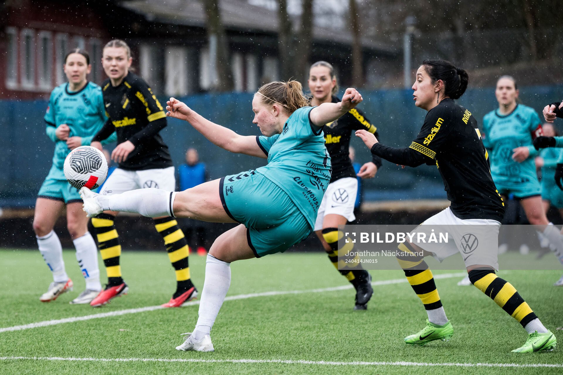 Kristianstads Hlin Eiriksdottir och AIKs Michelle Rojas